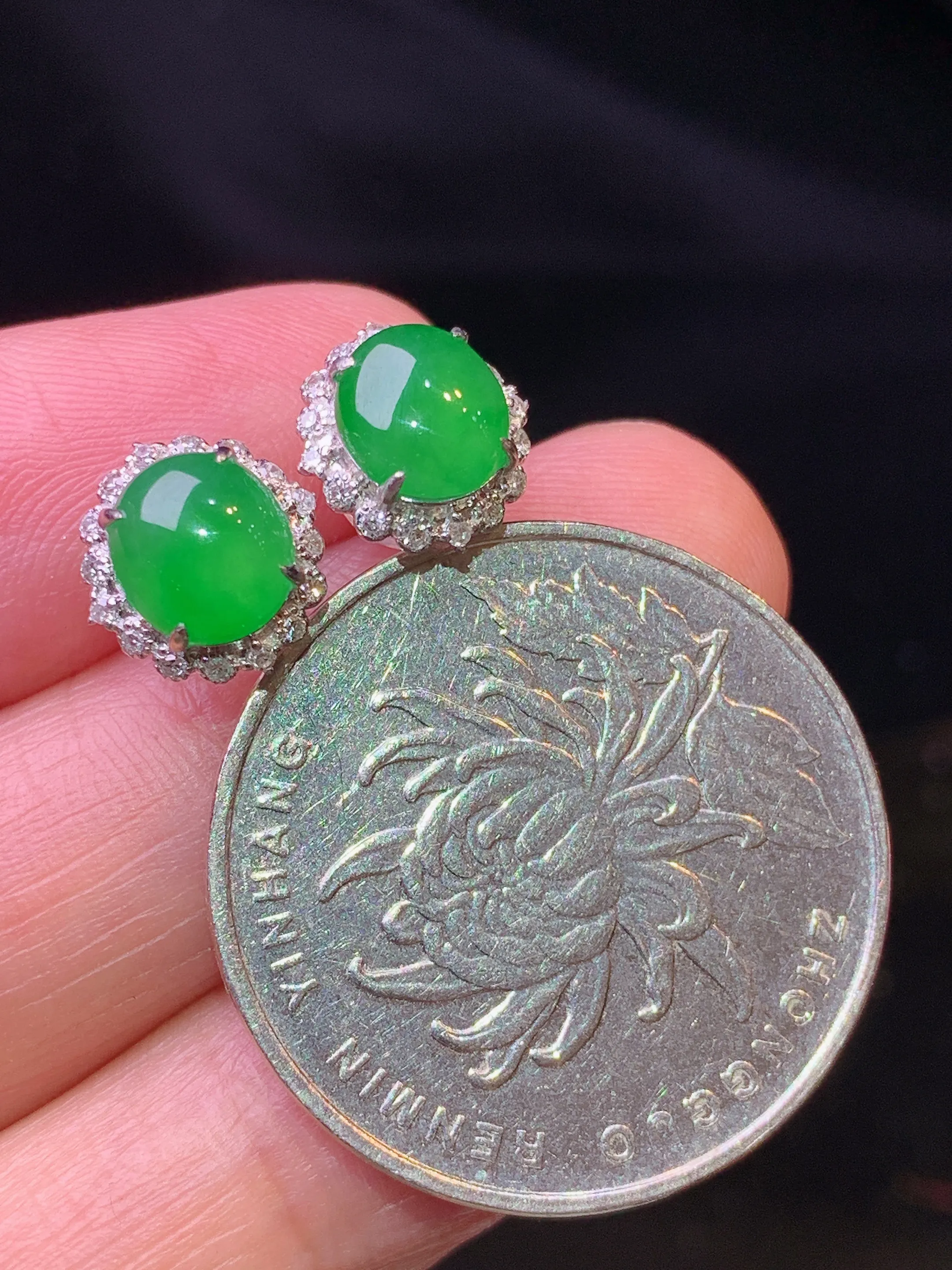 18金钻镶嵌满绿蛋面耳钉 玉质细腻 色泽清新艳丽 整体尺寸9.3*9*4.5