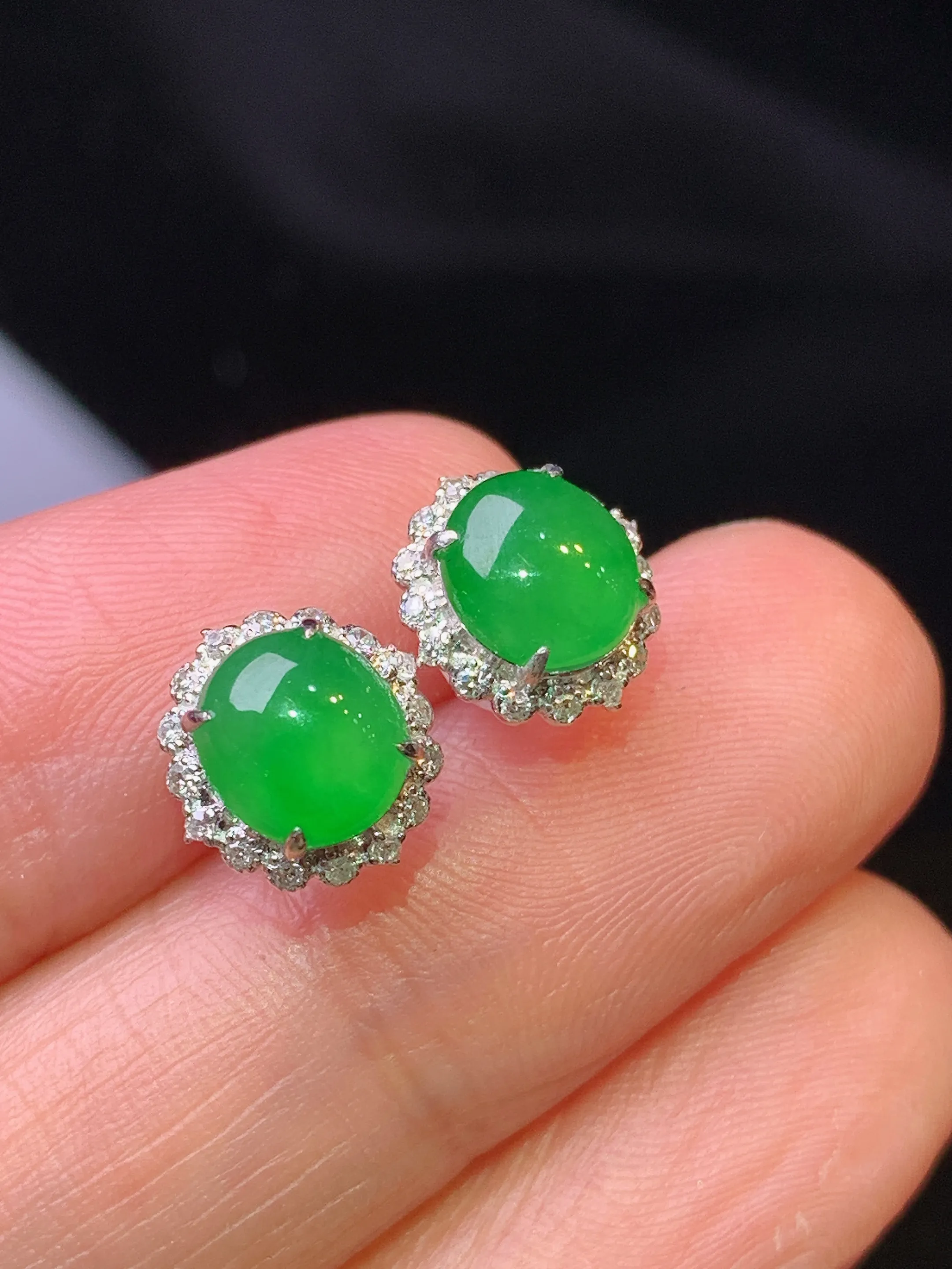 18金钻镶嵌满绿蛋面耳钉 玉质细腻 色泽清新艳丽 整体尺寸9.3*9*4.5