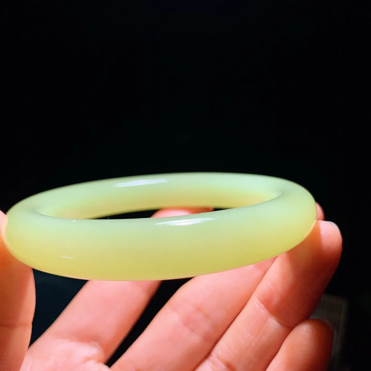 57圈口和田玉若羌黄口料手镯，圈口57宽12.3玉质细腻油润。手推出油品相大