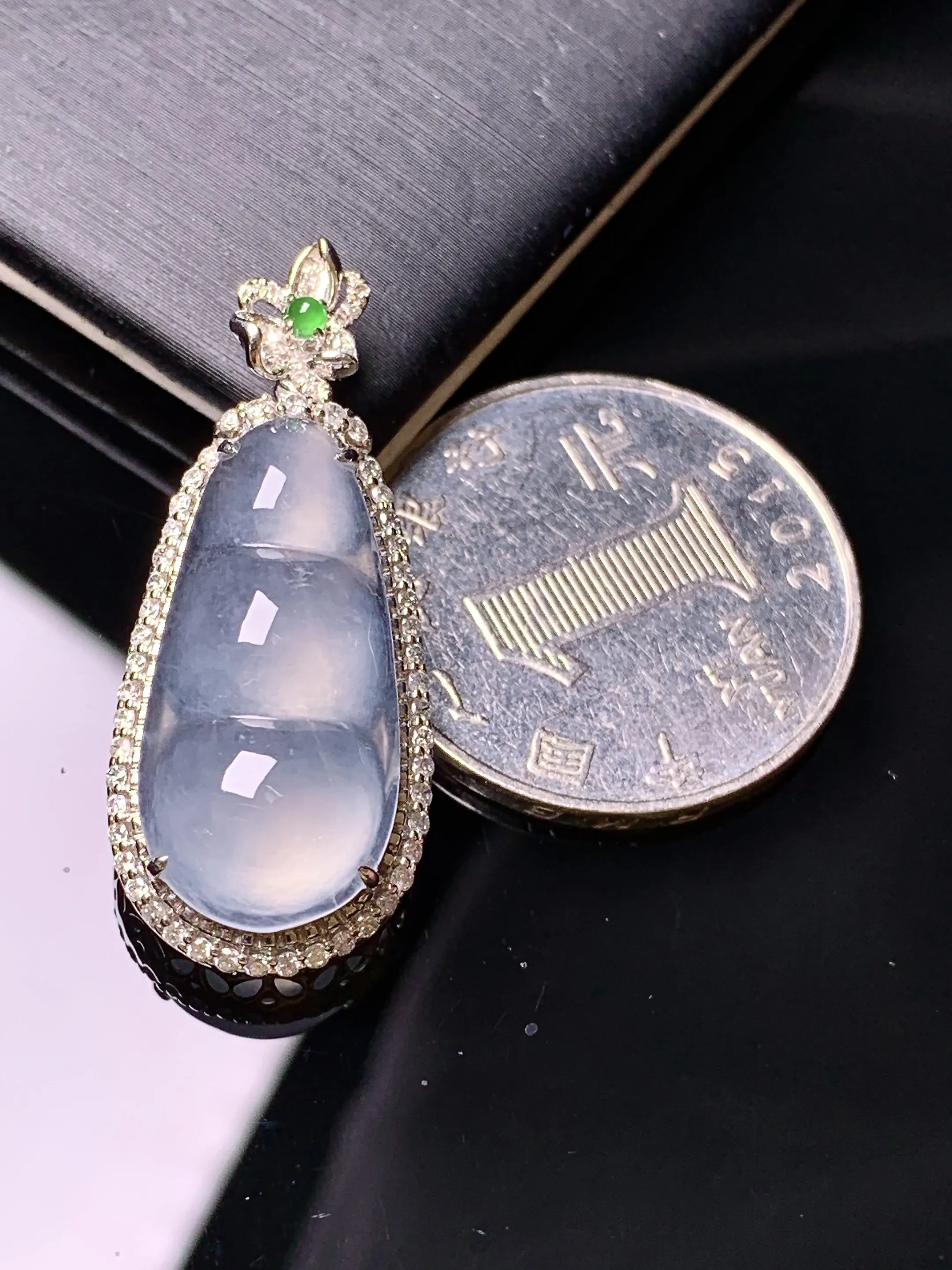 18金钻镶嵌冰种四季豆吊坠 玉质细腻 色泽清新艳丽 整体尺寸34*14.5*10