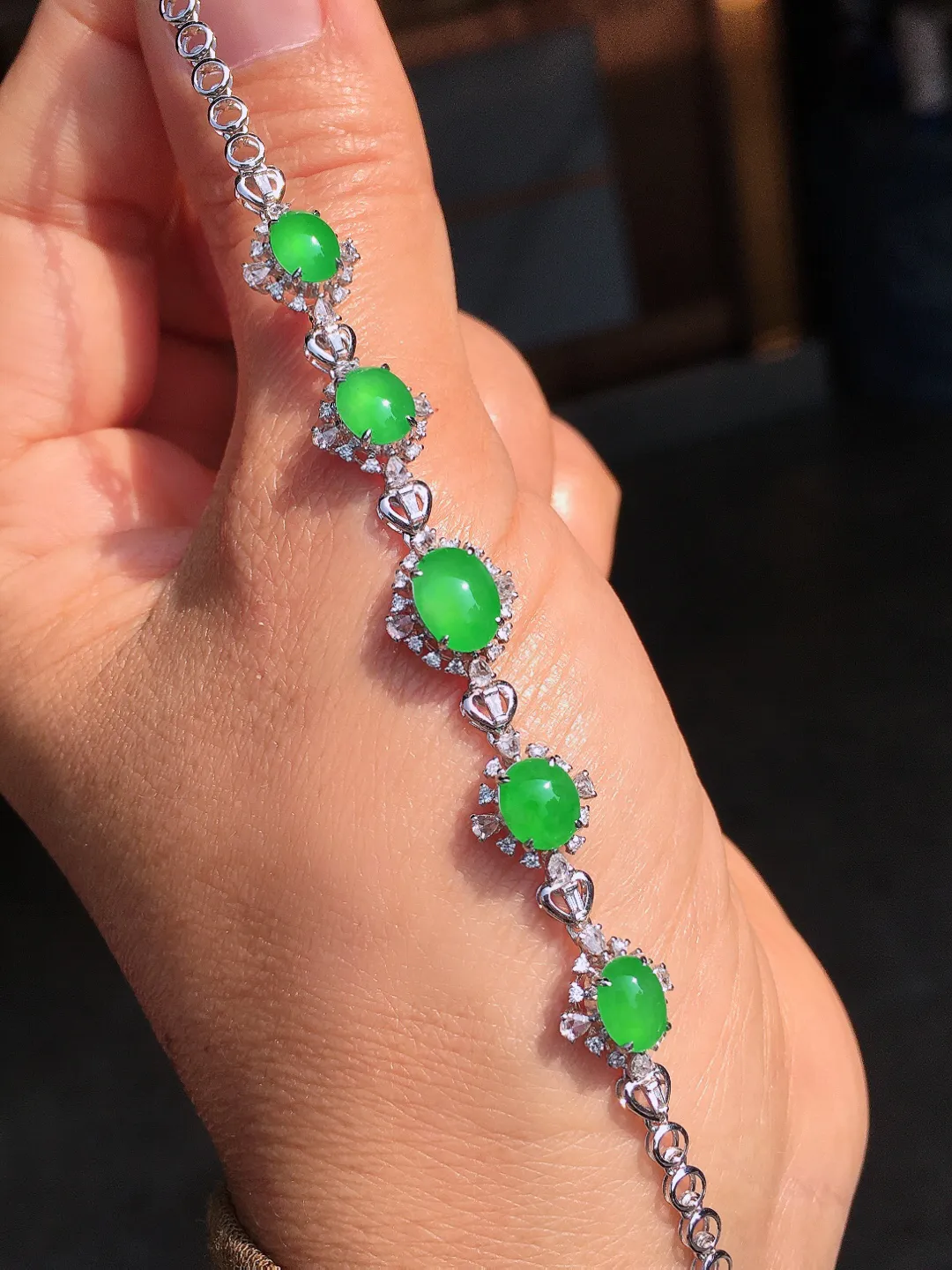 阳绿蛋面手链，色泽均匀艳丽，玉质细腻，荧光感超
强，饱满圆润，尽显优雅气质，18k
金豪华镶嵌