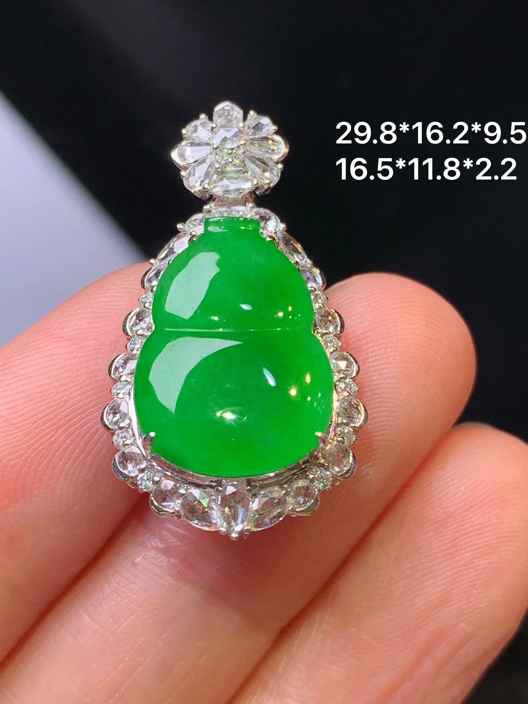 18金钻镶嵌满绿葫芦吊坠 玉质细腻 色泽清新艳丽 整体尺寸29.8*16.2*9.5