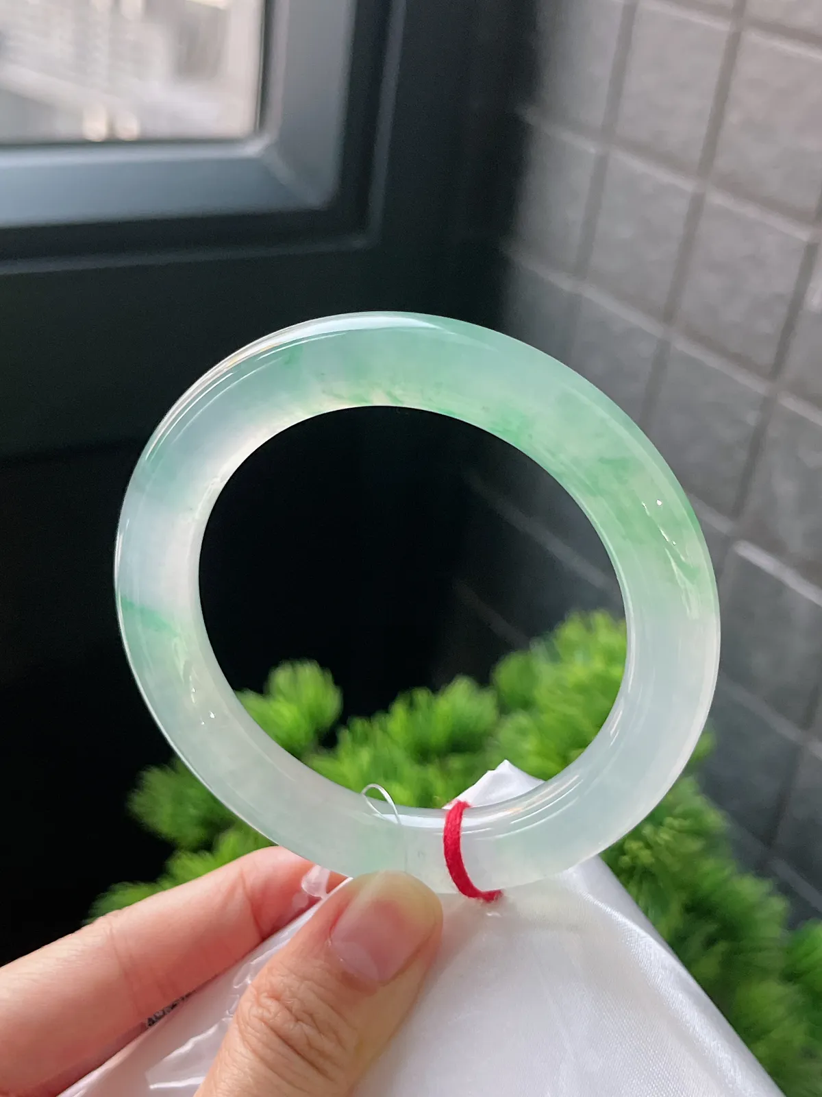 圆镯56.1圈口，翡翠冰种飘绿手镯，种水十足