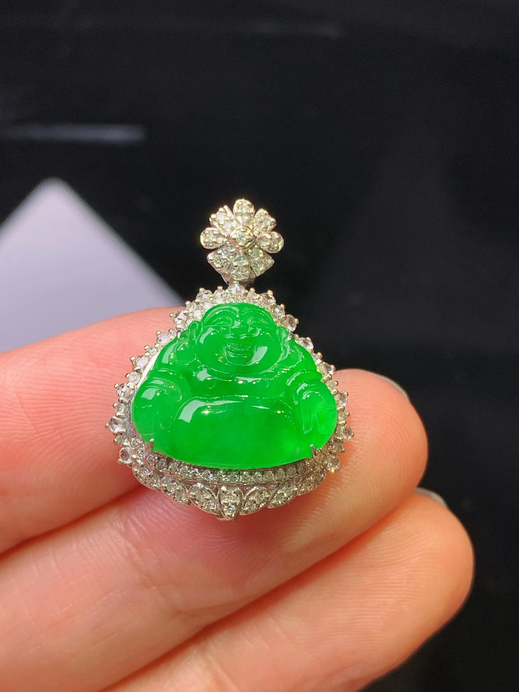 18金钻镶嵌满绿佛公吊坠 玉质细腻 色泽清新艳丽 整体尺寸24.2*18.5*9.6