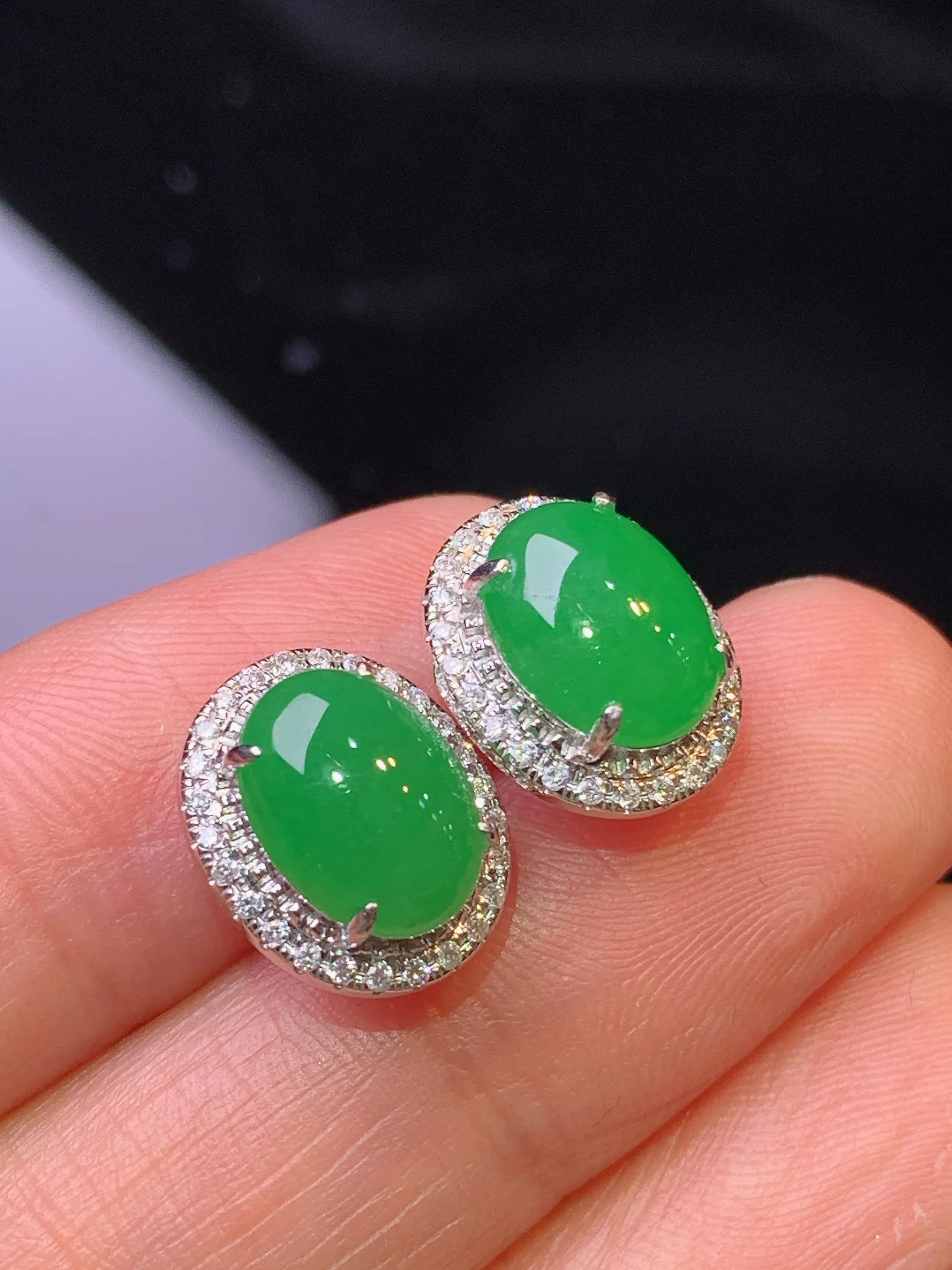 18金钻镶嵌满绿蛋面耳钉 玉质细腻 色泽清新艳丽 整体尺寸12.2*10*5.3