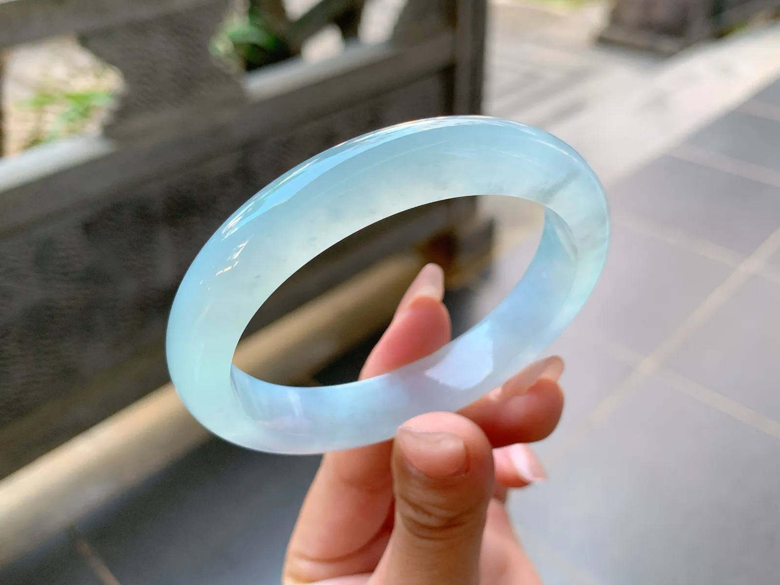 ｜57圈口
冰蓝水贵妃手镯，精致大方，有湖水蓝的透亮感，冰冰的大贵妃