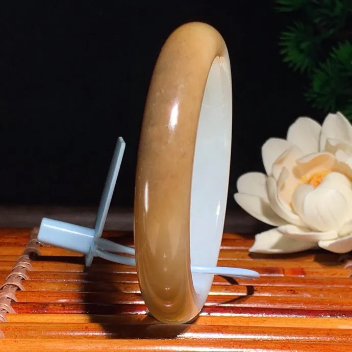 56圈口 新疆和田玉且末糖手镯 且末糖半山半水手镯 56圈口条宽 11.5厚8重53.5克。玉质细腻油润。手推出油。佩戴高端典雅。lt260125