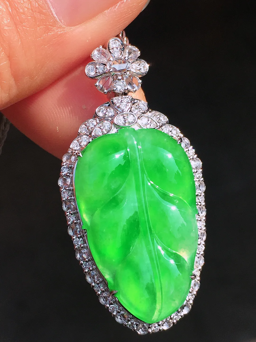 阳绿玉叶吊坠，色泽均匀艳丽，玉质细腻，荧光感超
强，饱满圆润，尽显优雅气质，18k
金豪华镶嵌