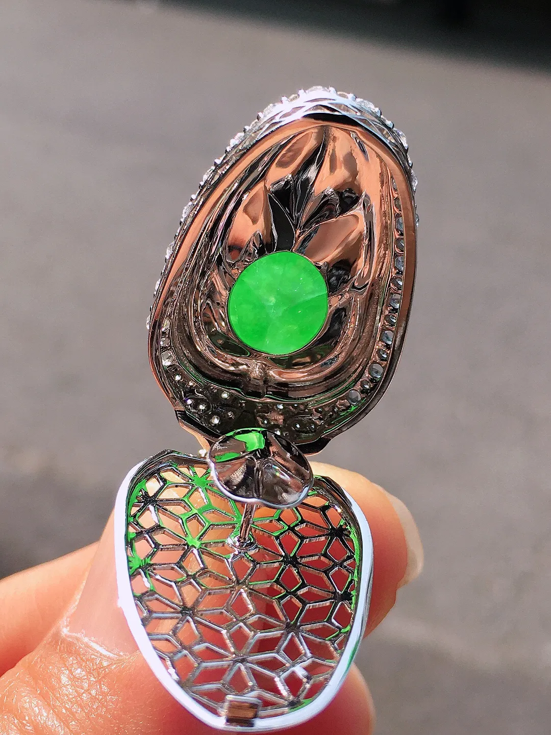 阳绿玉叶吊坠，色泽均匀艳丽，玉质细腻，荧光感超
强，饱满圆润，尽显优雅气质，18k
金豪华镶嵌