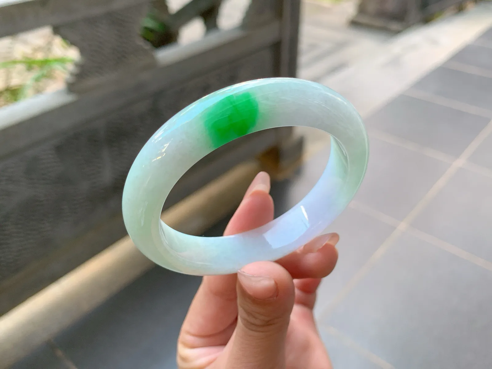 ｜54圈口
白底青，飘阳绿花，辣辣的，超级抢眼，有一股俏丽的美感，