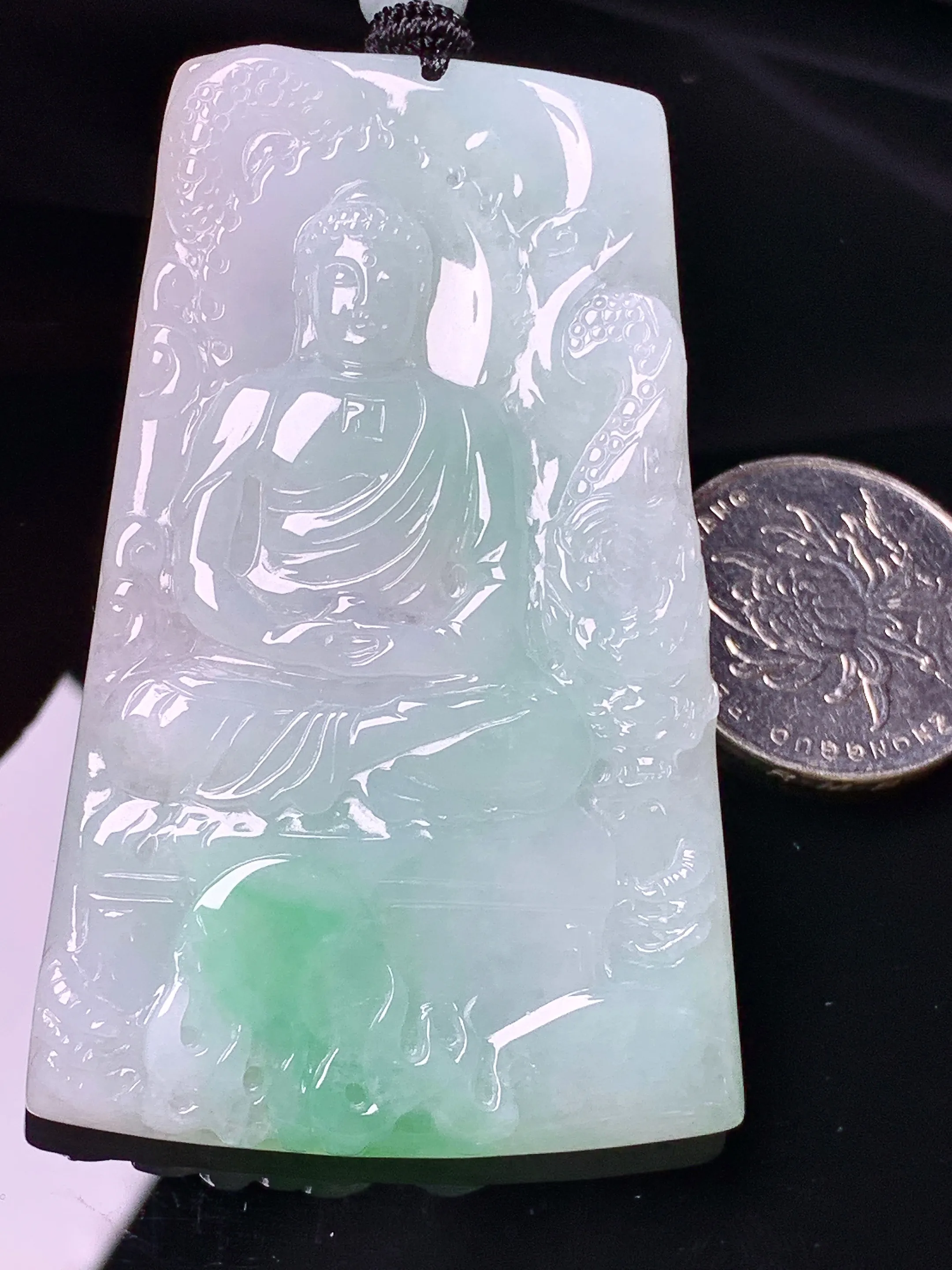 飘绿大日如来佛祖吊坠 玉质细腻 色泽清新艳丽 整体尺寸67.2*41.8*5.8