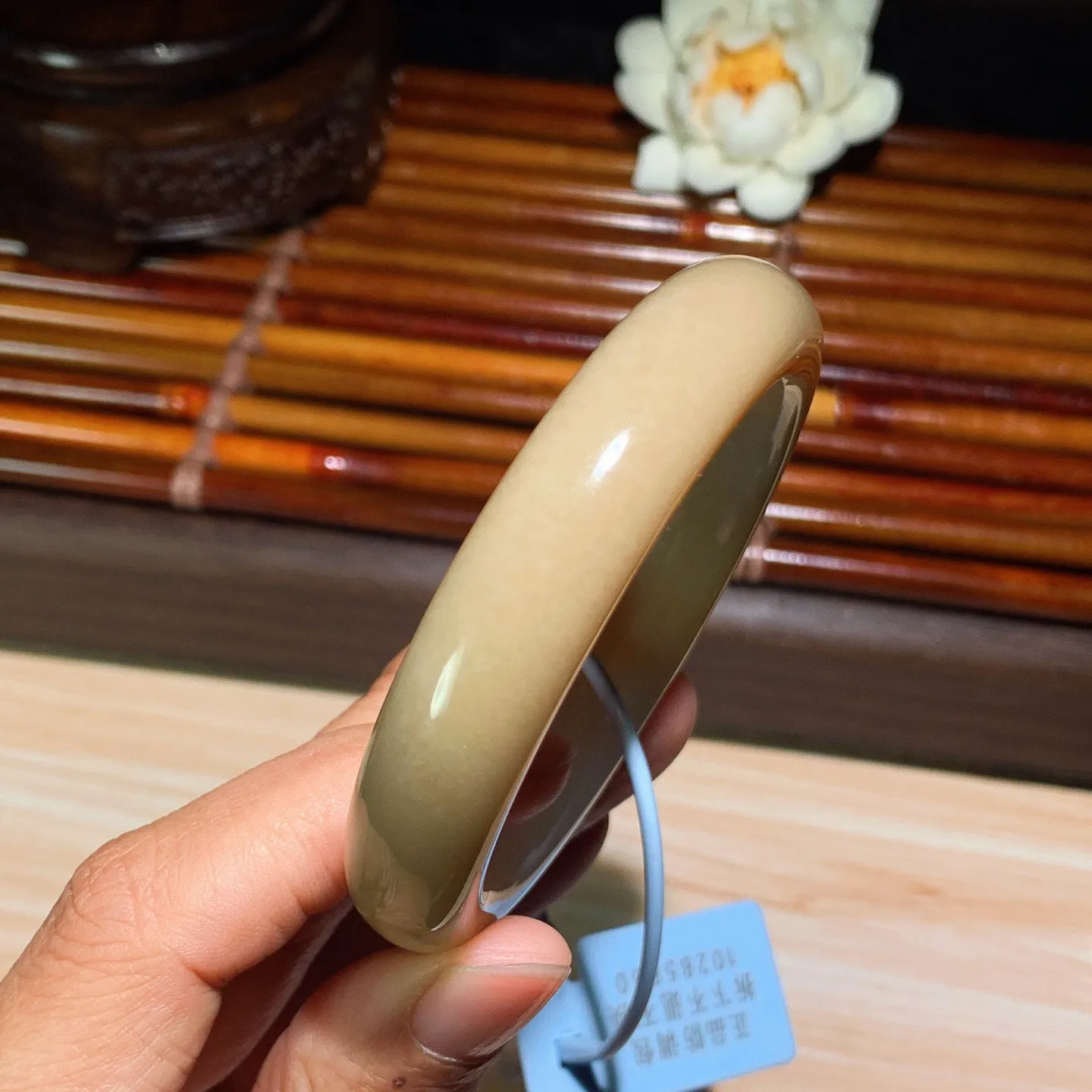 54圈口 新疆和田玉且末糖手镯 54圈口条宽 13厚9重58.5克。玉质细腻油润。手推出油。佩戴高端典雅。lt260125