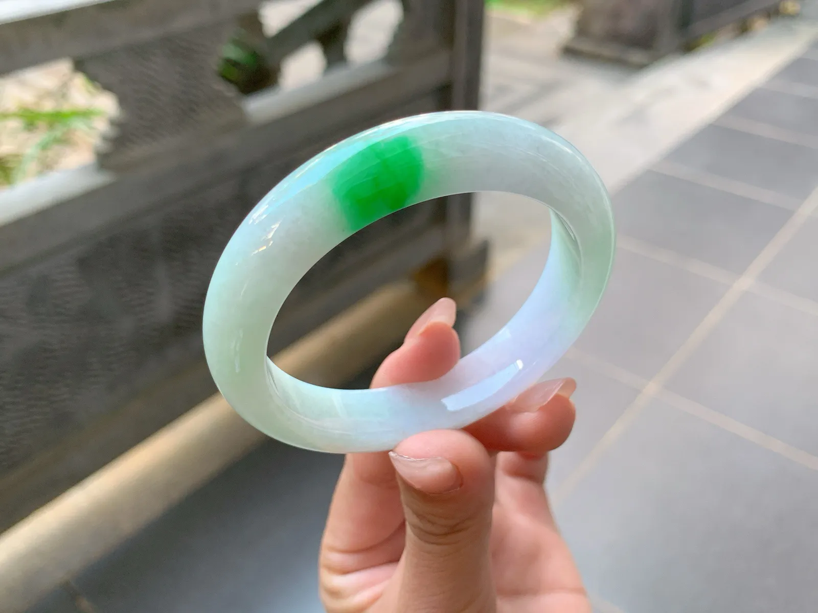 ｜54圈口
白底青，飘阳绿花，辣辣的，超级抢眼，有一股俏丽的美感，