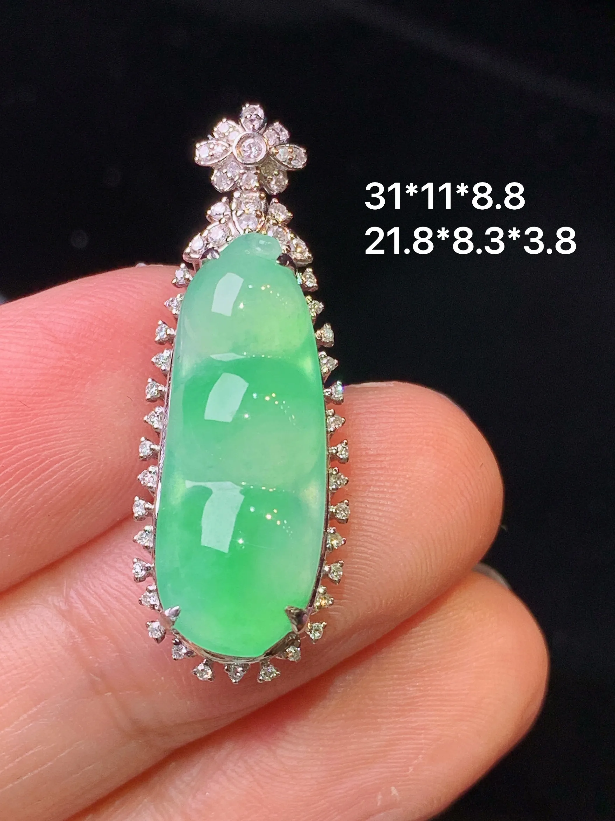 18金钻镶嵌翠绿四季豆吊坠 玉质细腻 色泽清新艳丽 整体尺寸31*11*8.8