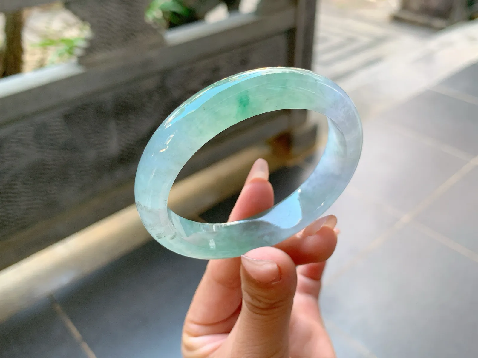 ️｜54圈口
冰飘绿花翡翠手镯，清澈的湖水荡漾着绿花，淡淡的春底色，种水超级棒