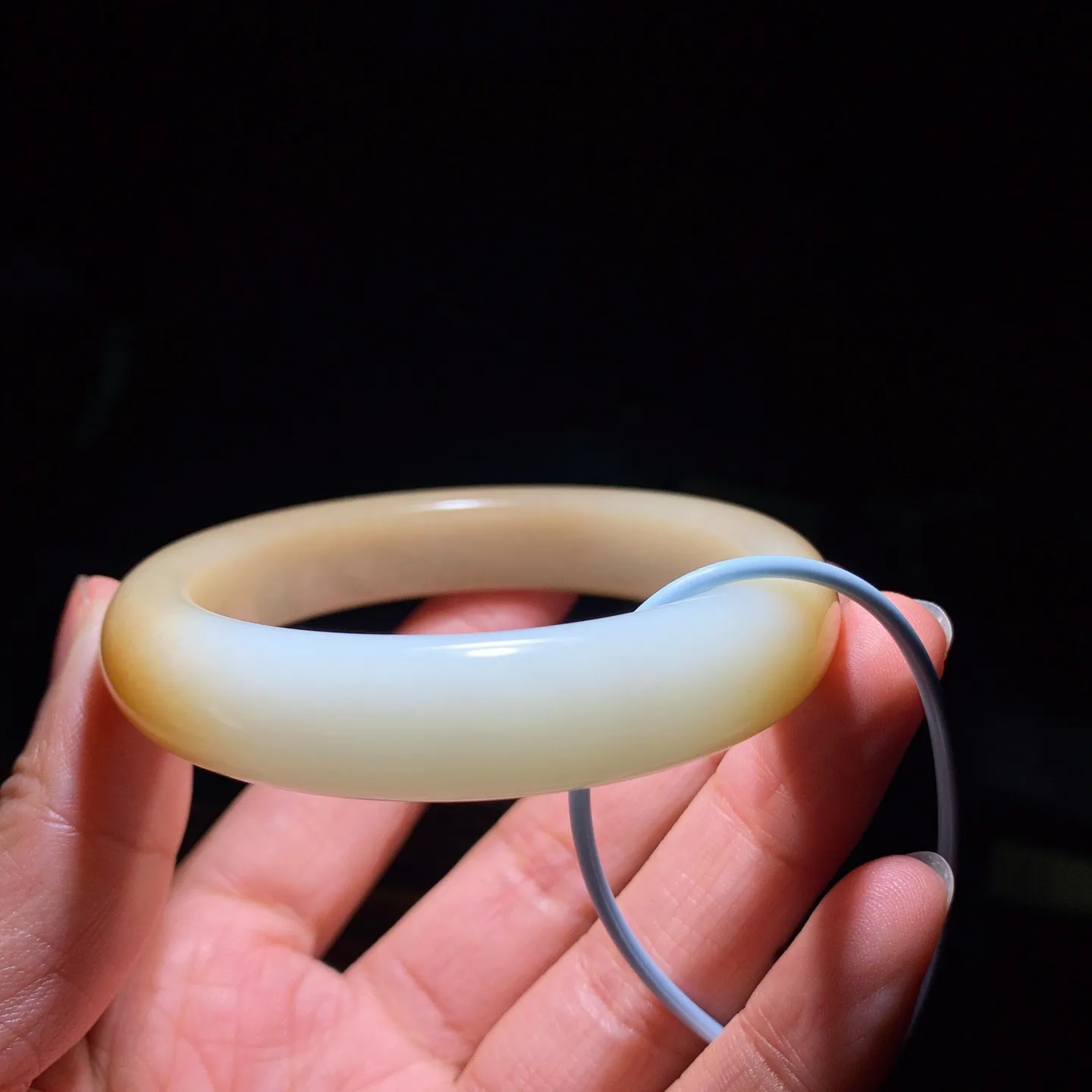 54圈口 新疆和田玉且末糖手镯 54圈口条宽 13厚9重58.5克。玉质细腻油润。手推出油。佩戴高端典雅。lt260125