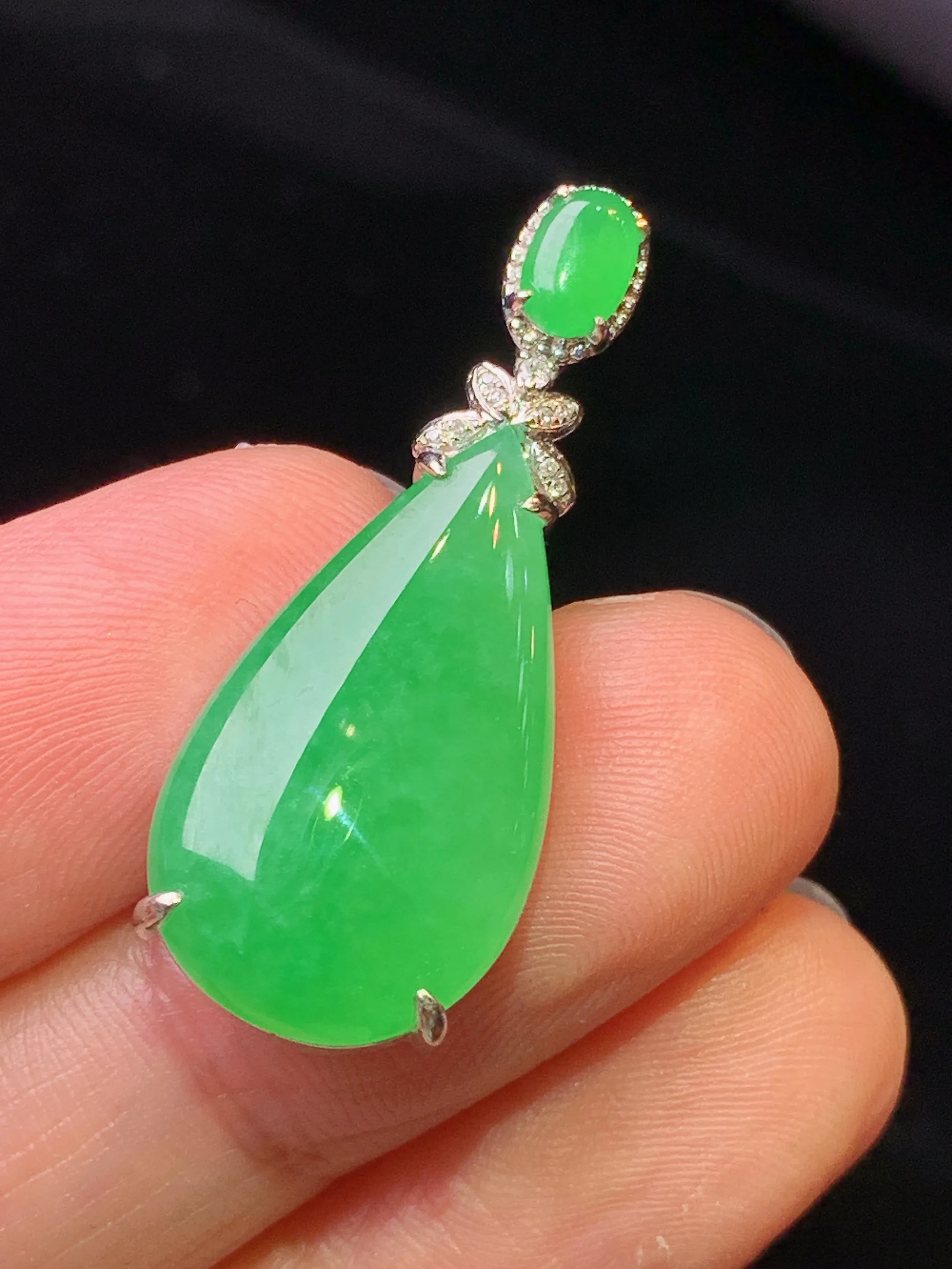 18金钻镶嵌翠绿水滴吊坠 玉质细腻 色泽清新艳丽 整体尺寸31.5*12.5*5.2