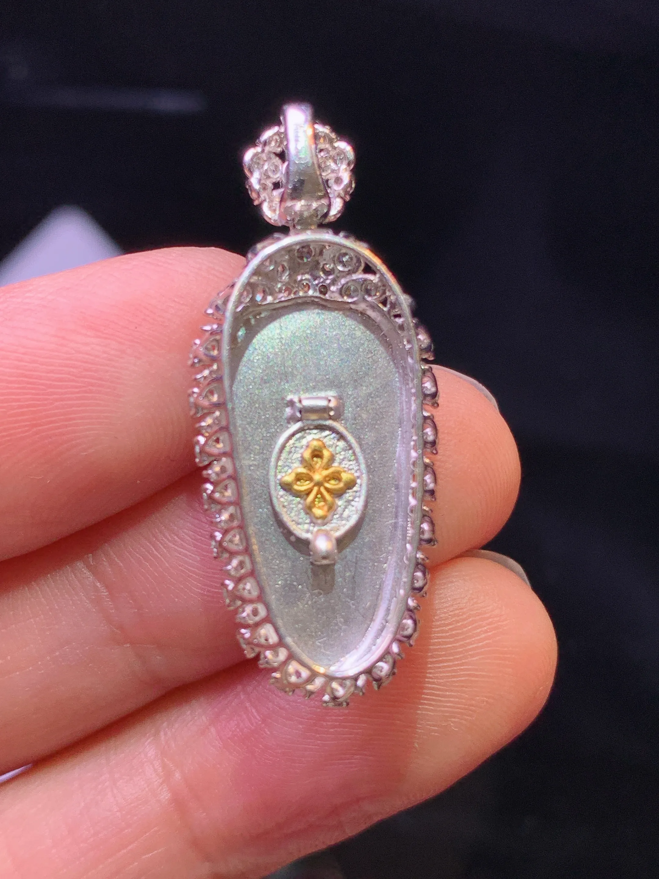 18金钻镶嵌翠绿树叶吊坠 玉质细腻 色泽清新艳丽 整体尺寸31.6*13.2*7.5