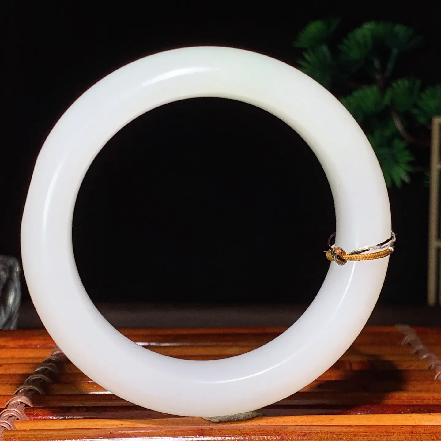 56圈口 新疆和田玉羊脂白籽料手镯 56圈口条宽 17厚10重83.6克。玉质细腻油润。手推出油。佩