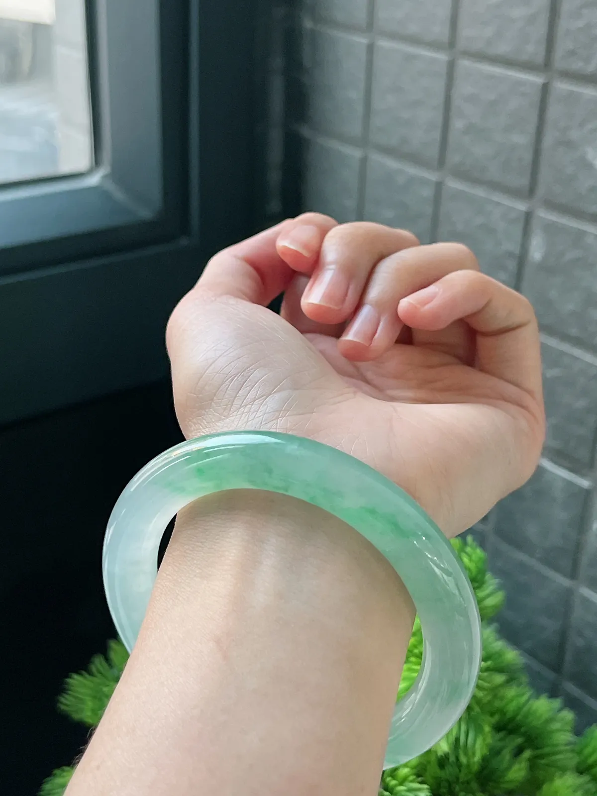 圆镯56.1圈口，翡翠冰种飘绿手镯，种水十足