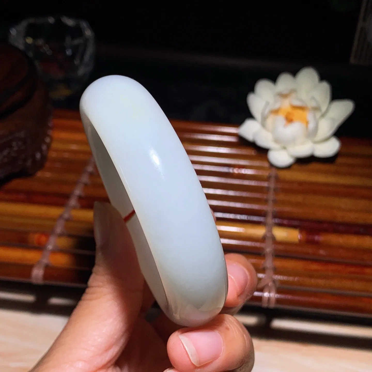 54圈口 新疆和田玉羊脂白籽料手镯 54圈口条宽 17厚10重81.3克。玉质细腻油润。手推出油。佩戴高端典雅。lt260125