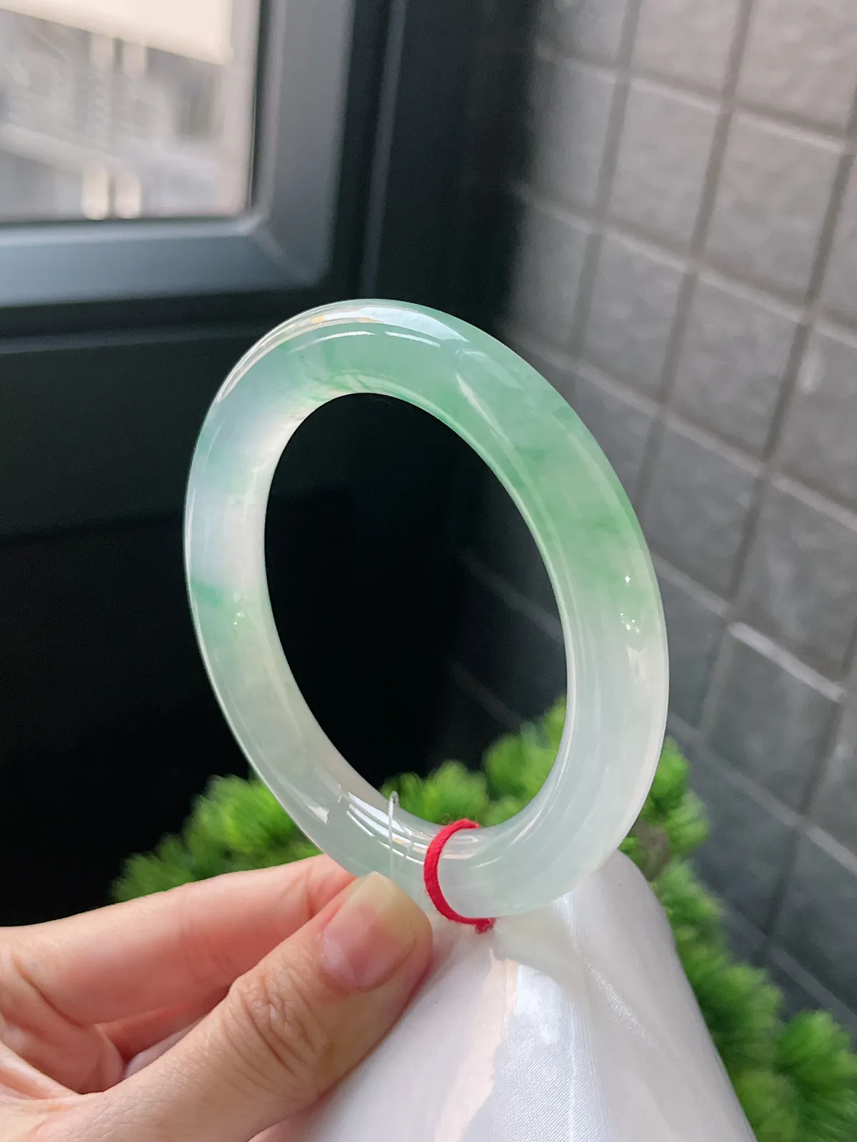 圆镯56.1圈口，翡翠冰种飘绿手镯，种水十足