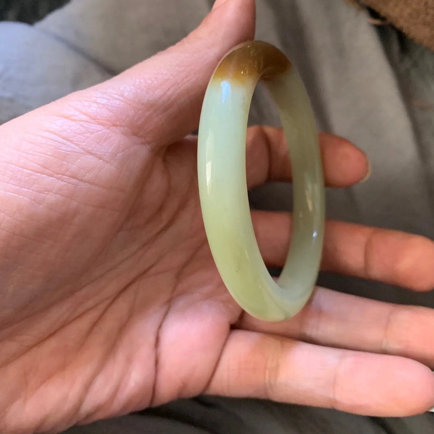 57.8圈口和田玉且末糖料手镯【挽间柔情】，和田玉57.8圈口手镯，镯型古朴典雅。在诗情画意的雨巷相