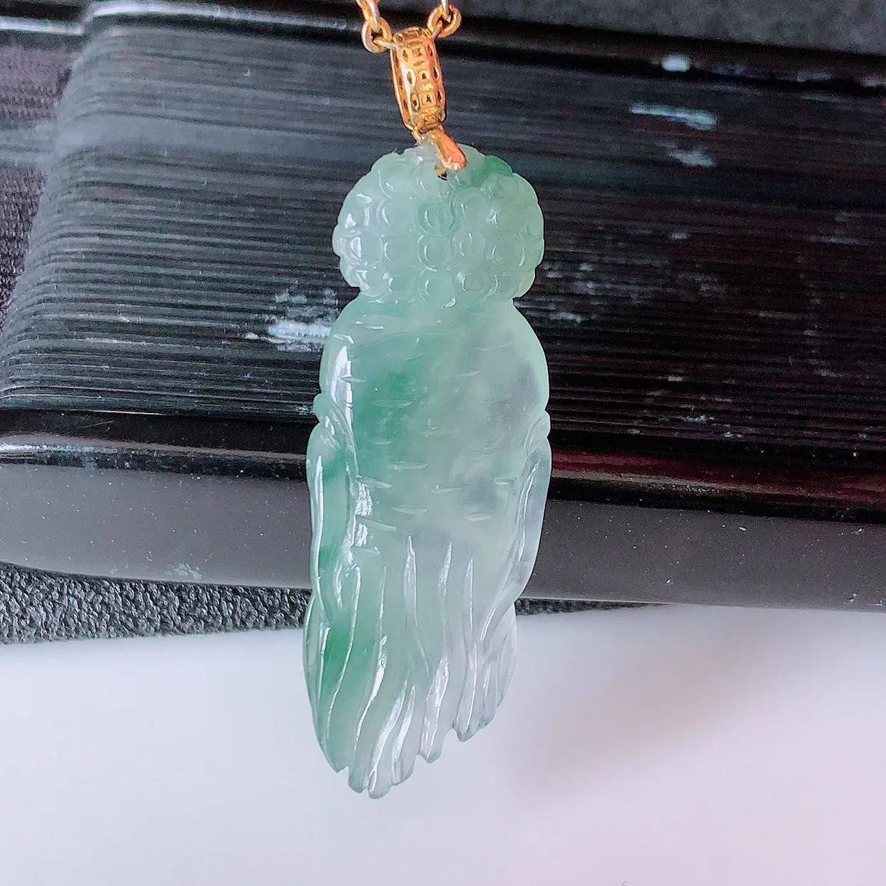 18k金镶嵌冰种飘花翡翠人参吊坠，人生如意，款式新颖，佩戴效果时尚出众， 尽显气质，水润精细， 美感十足。#1.16