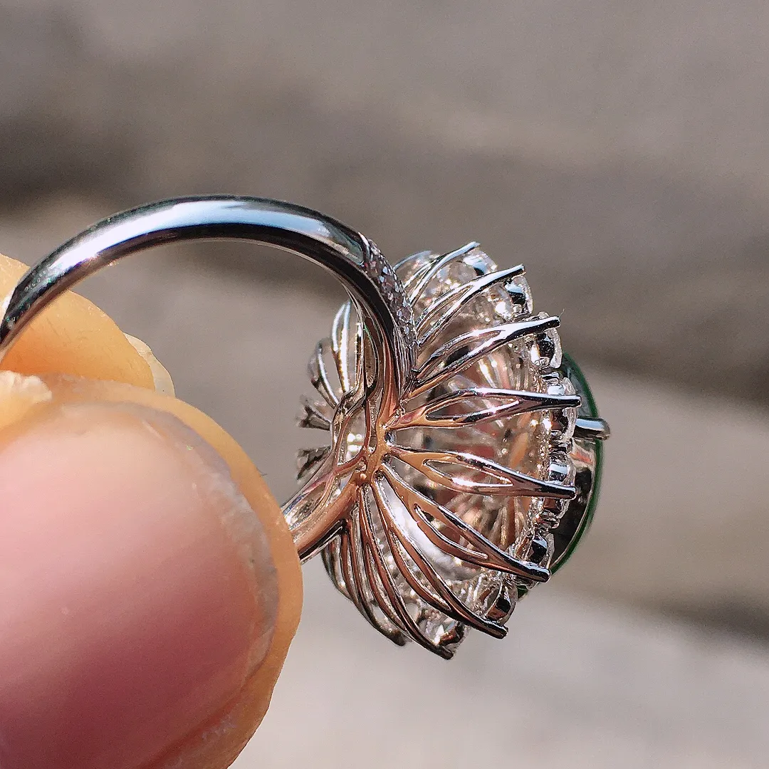 阳绿蛋面戒指，色泽均匀艳丽，玉质细腻，荧光感超
强，饱满圆润，尽显优雅气质，18k
金豪华镶嵌