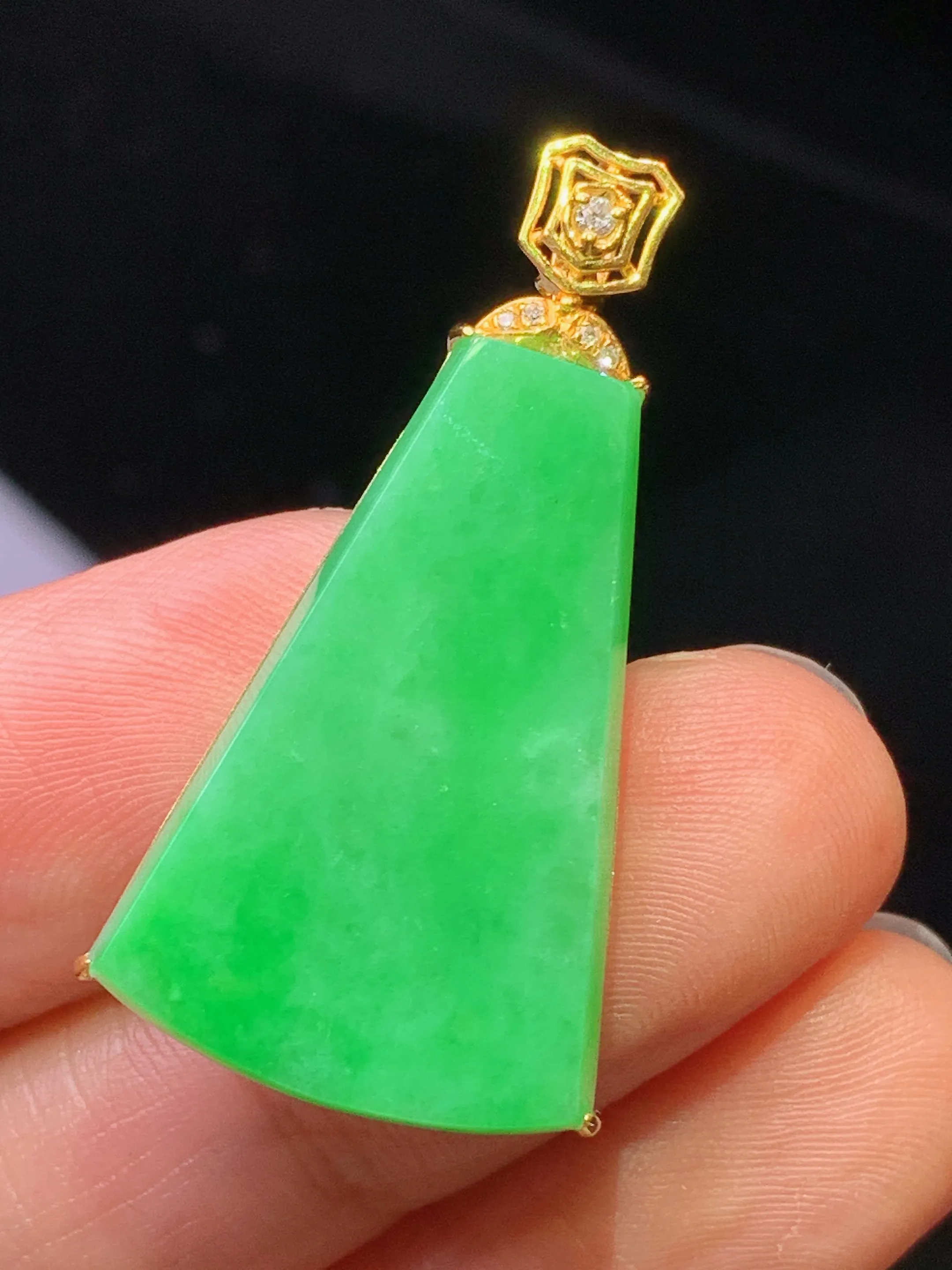 18金钻镶嵌翠绿无事牌吊坠 玉质细腻 色泽清新艳丽 整体尺寸34.3*16.6*6