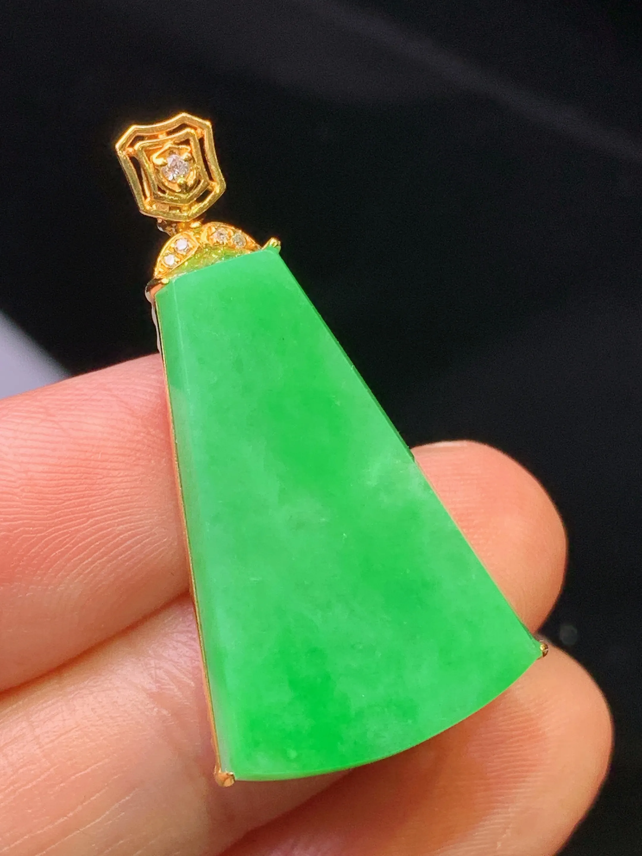 18金钻镶嵌翠绿无事牌吊坠 玉质细腻 色泽清新艳丽 整体尺寸34.3*16.6*6