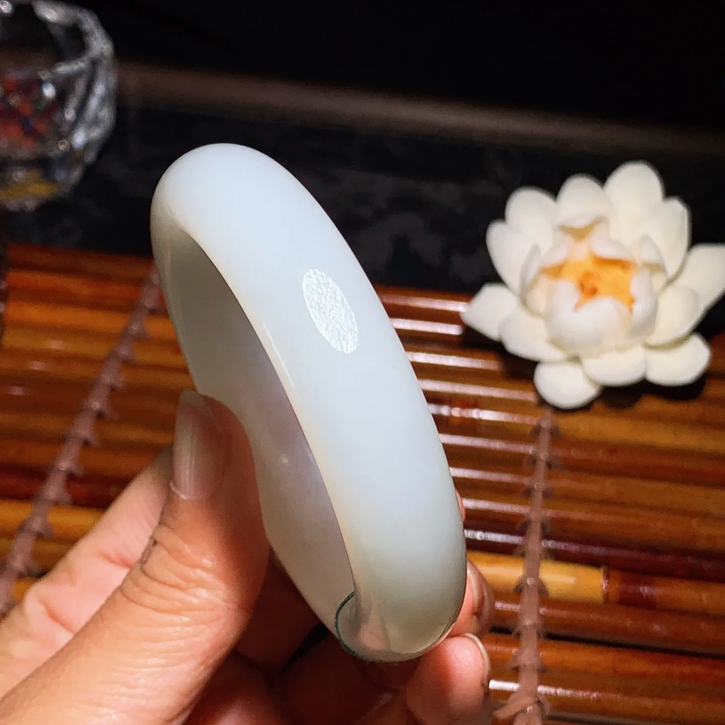 53圈口 新疆和田玉羊脂白手镯 53圈口条宽 14厚10重65克。玉质细腻油润。手推出油。佩戴高端典雅。lt260125