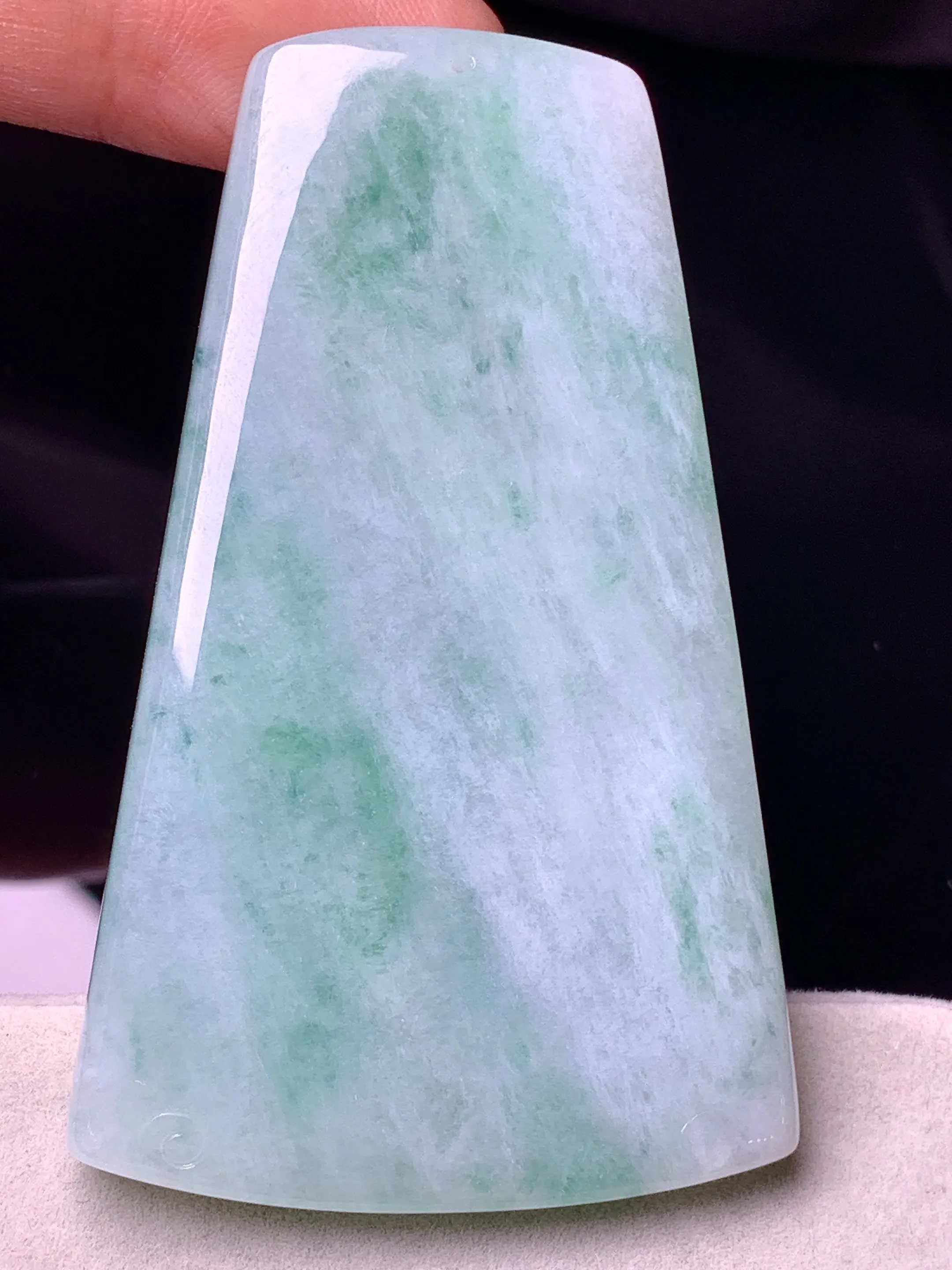 飘绿无事牌吊坠 玉质细腻 色泽艳丽清新 整体尺寸62.6*38.7*6