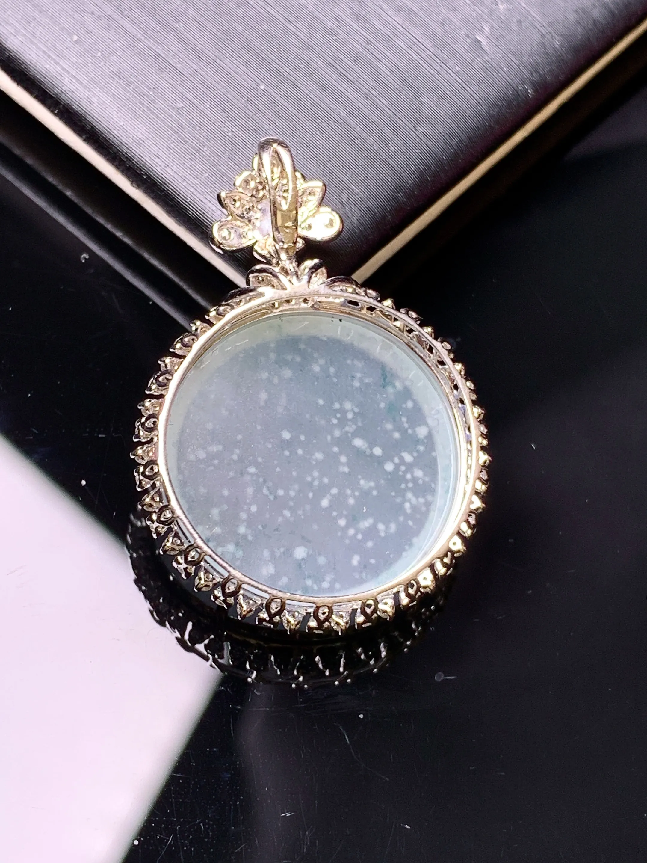 18金钻镶嵌冰种雪花棉圆牌吊坠 玉质细腻 色泽清新艳丽 整体尺寸30.3*21.5*6.7