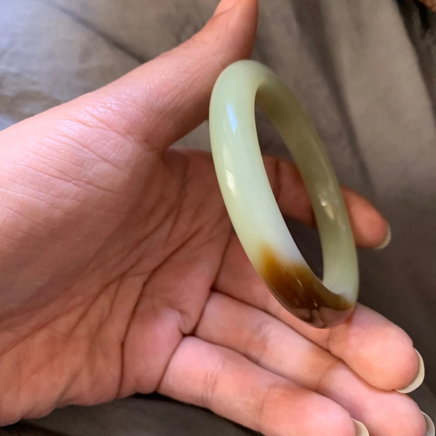 57.8圈口和田玉且末糖料手镯【挽间柔情】，和田玉57.8圈口手镯，镯型古朴典雅。在诗情画意的雨巷相遇，你是我腕间的一抹风情，有你眸有深情.清风荡漾湖间静水，我愿俯身低眉，在烟波涟漪处寻