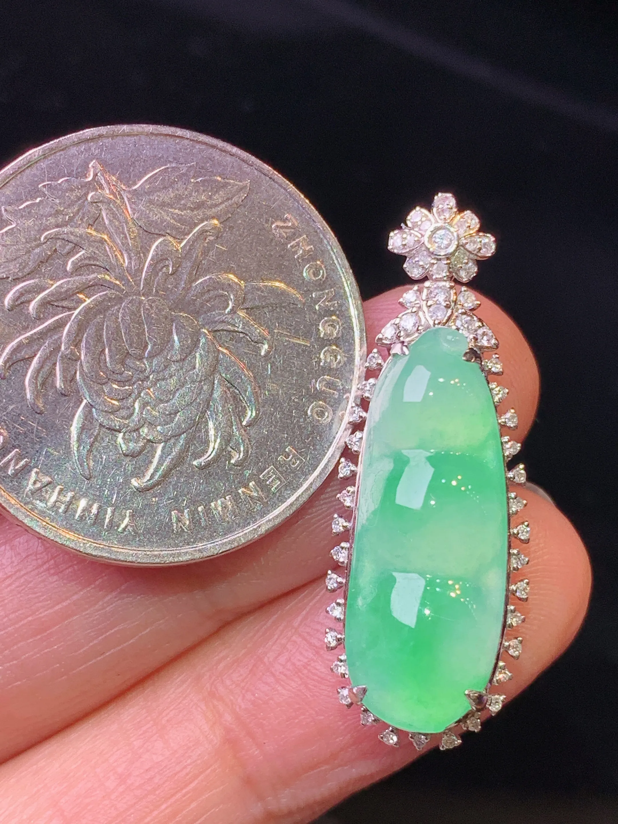 18金钻镶嵌翠绿四季豆吊坠 玉质细腻 色泽清新艳丽 整体尺寸31*11*8.8