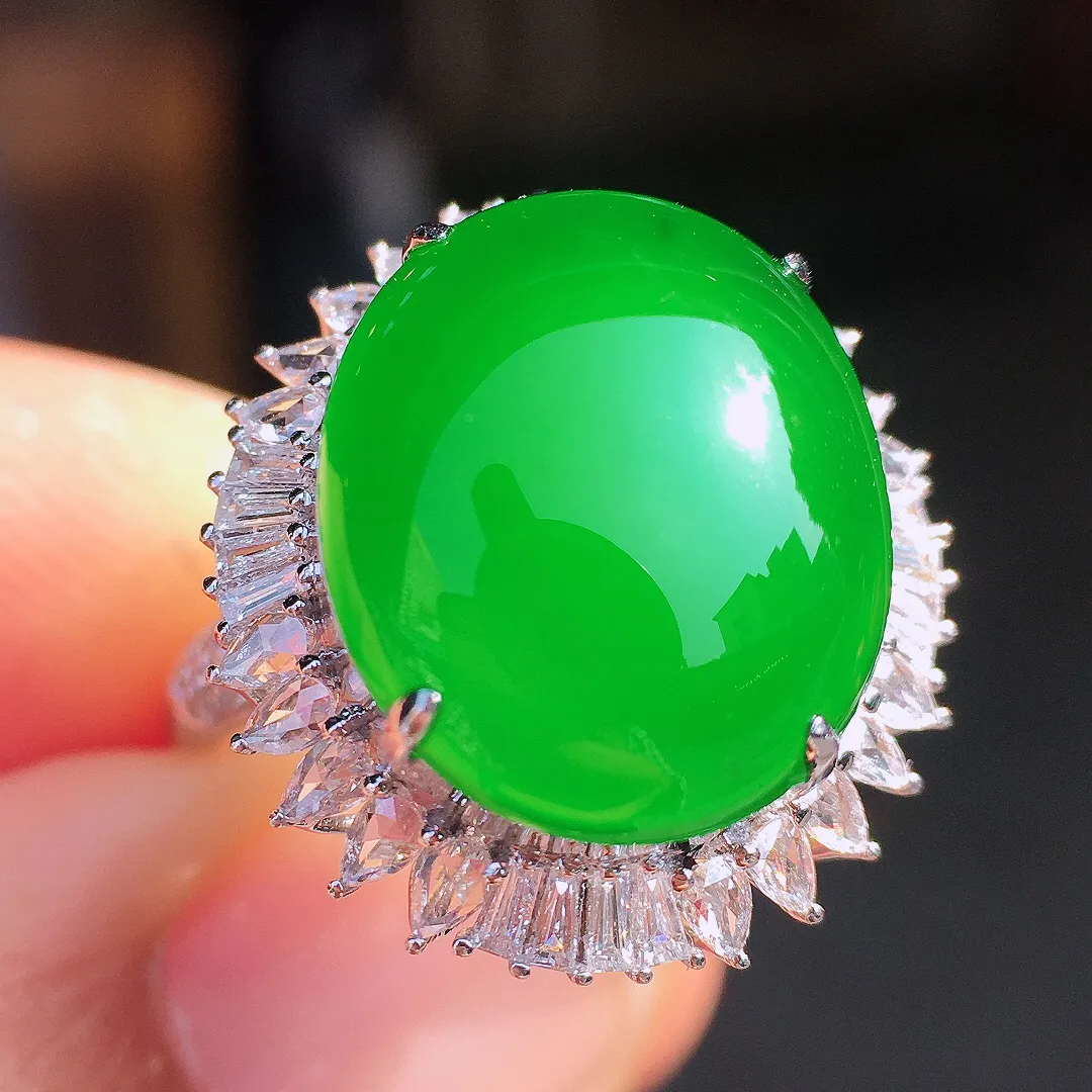 阳绿蛋面戒指，色泽均匀艳丽，玉质细腻，荧光感超
强，饱满圆润，尽显优雅气质，18k
金豪华镶嵌