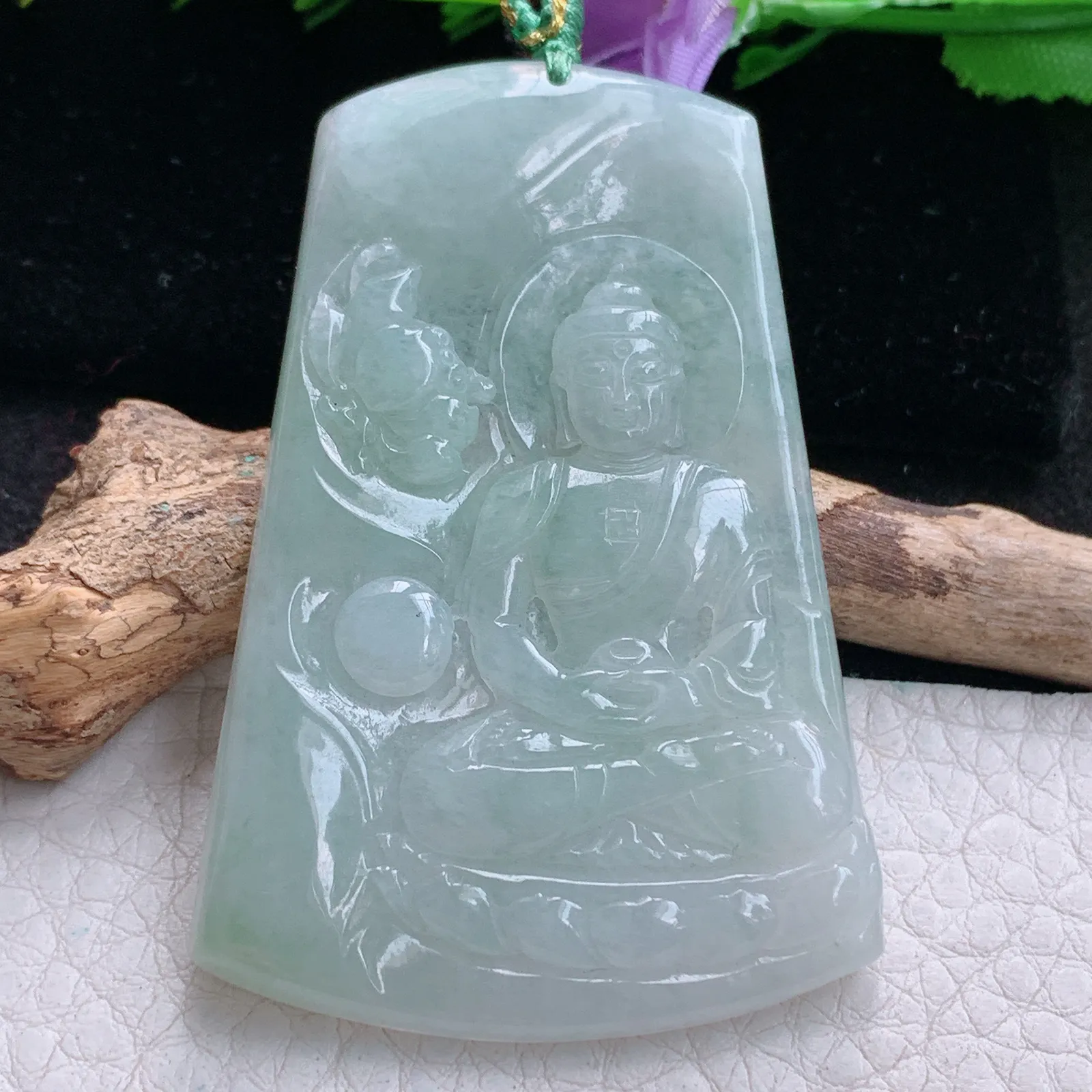 yn实拍58*39.5*4.6缅甸翡翠精雕浅绿大日如来 花开见佛玉吊坠 玉挂坠