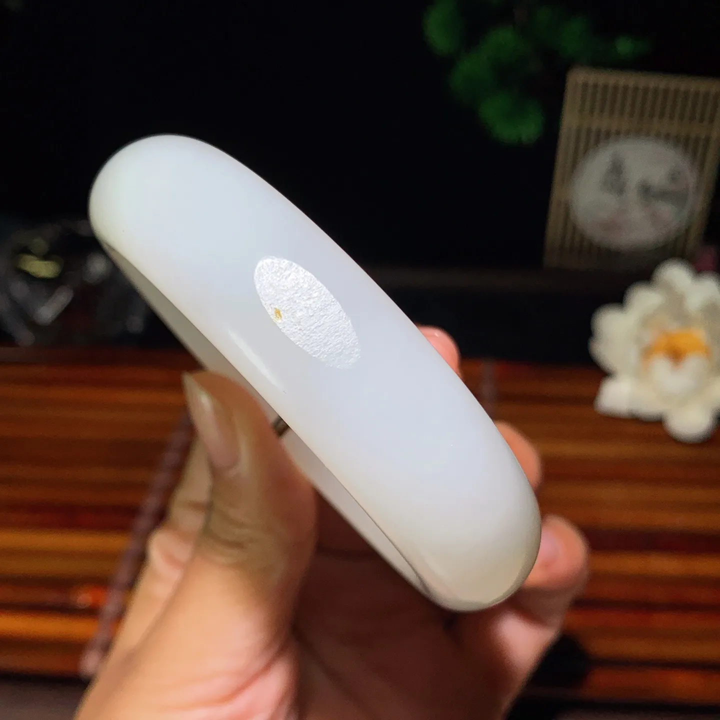 56圈口 新疆和田玉羊脂白籽料手镯 56圈口条宽 17厚10重83.6克。玉质细腻油润。手推出油。佩戴高端典雅。lt260125