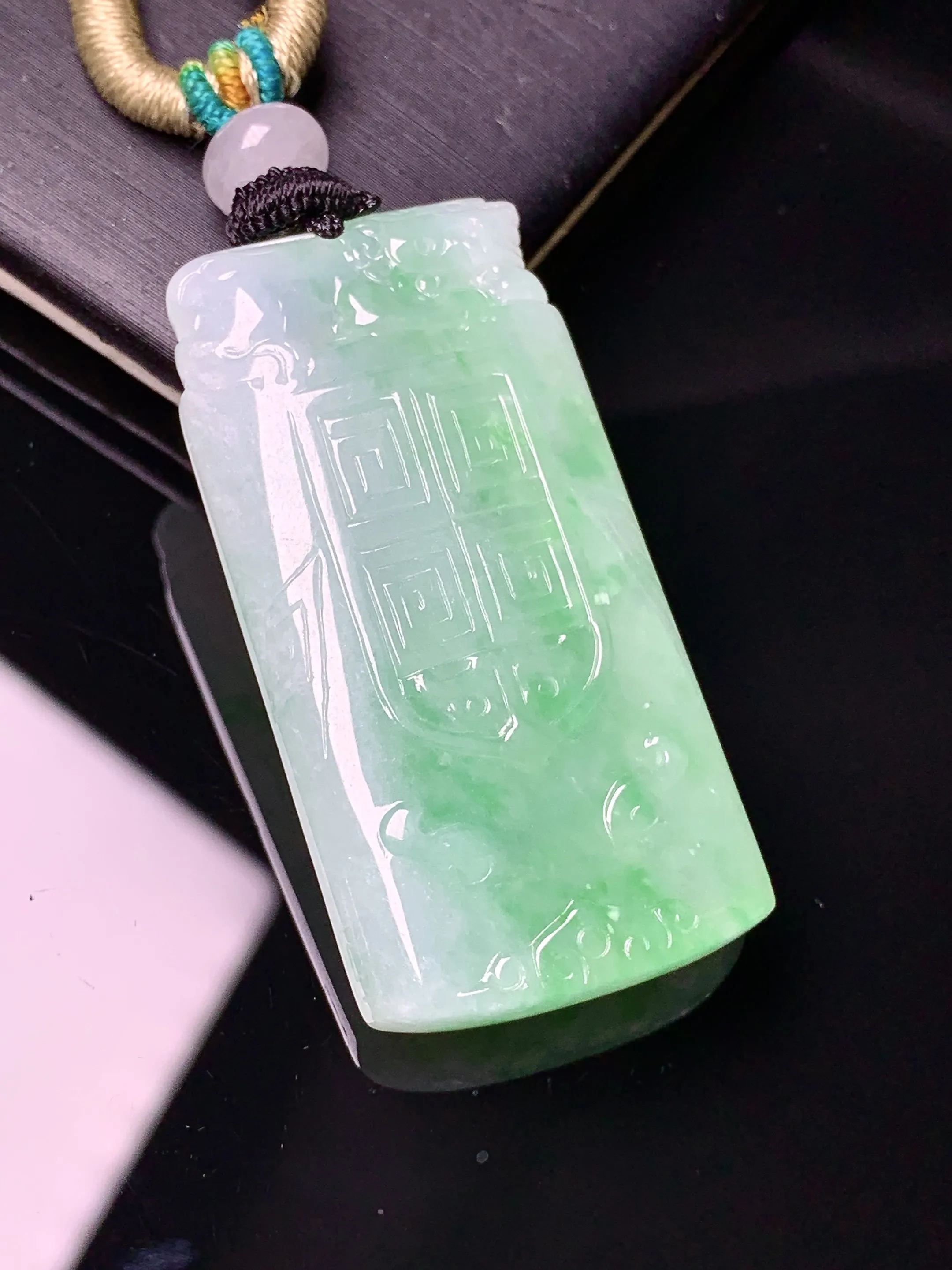 飘绿仿古牌吊坠 玉质细腻 色泽清新艳丽 整体尺寸41.2*21.2*6.8