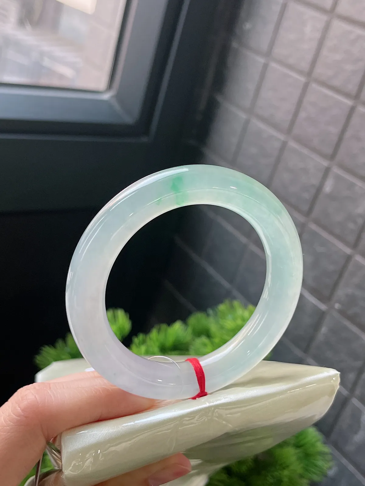 圆镯57圈口，翡翠冰种飘绿手镯，种水十足