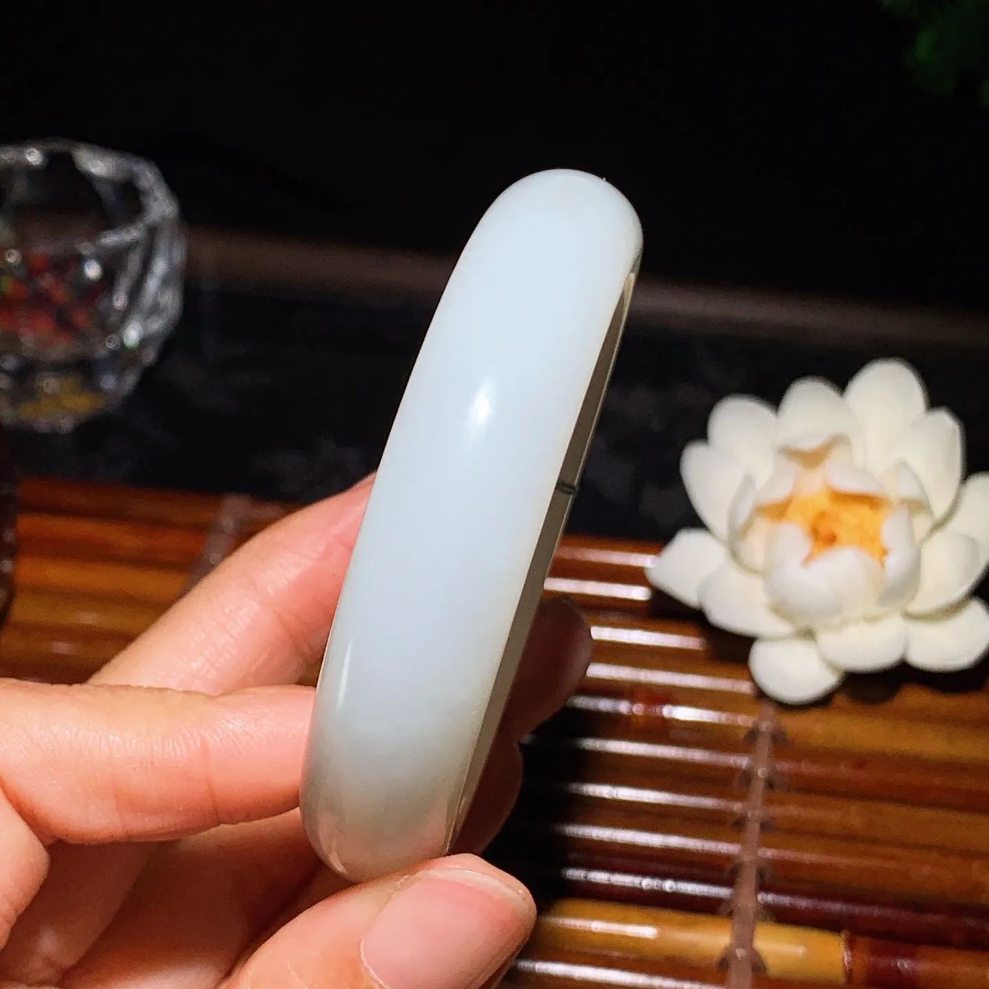 53圈口 新疆和田玉羊脂白手镯 53圈口条宽 14厚10重65克。玉质细腻油润。手推出油。佩戴高端典雅。lt260125