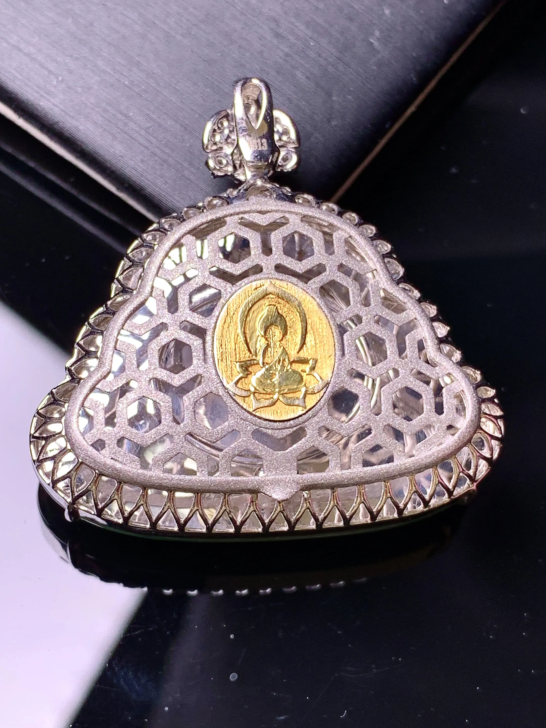 18金钻镶嵌飘绿佛公吊坠 玉质细腻 色泽清新艳丽 整体尺寸36*35.7*12.3