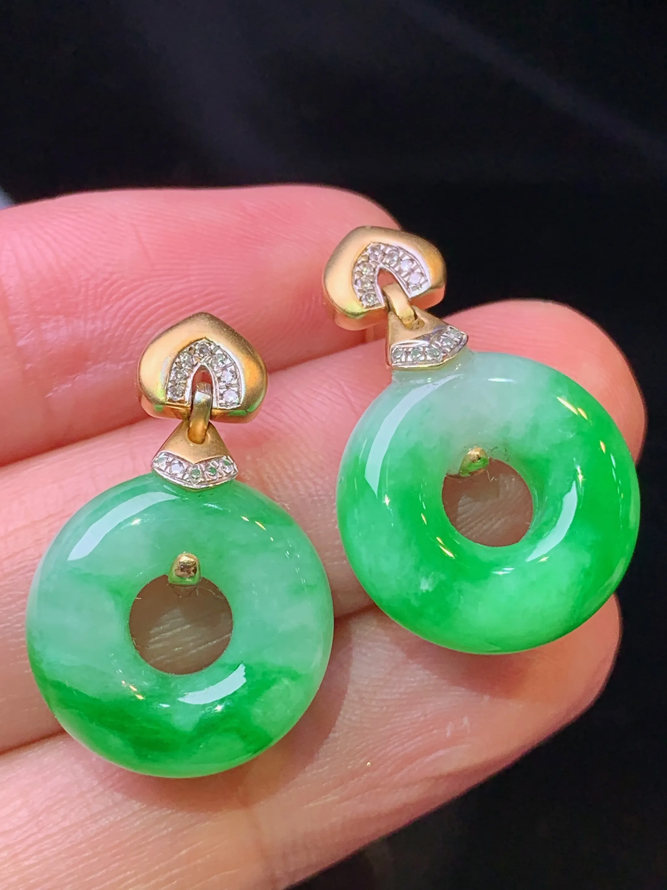18金钻镶嵌翠绿平安环耳坠 玉质细腻 色泽清新艳丽 整体尺寸23.8*15.5*6.3