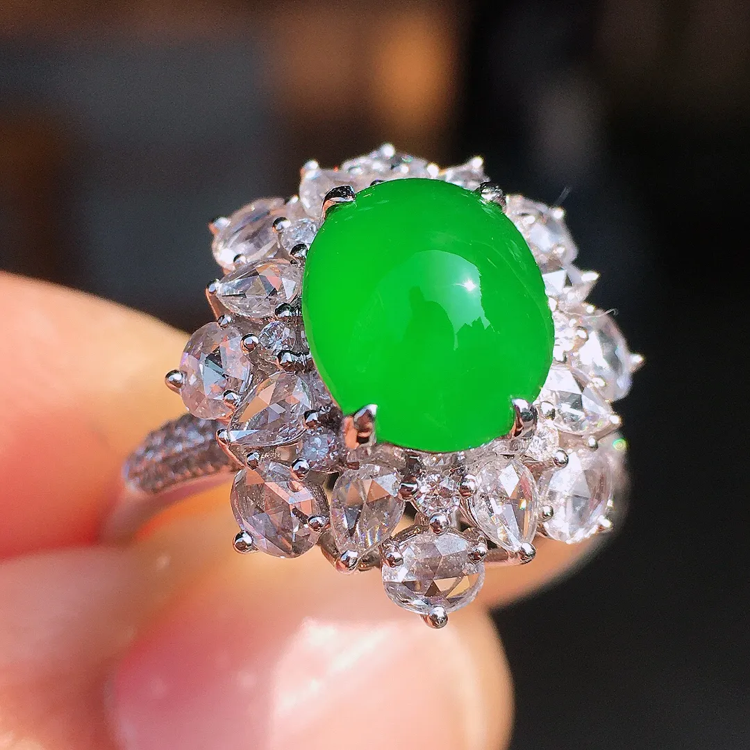 阳绿蛋面戒指，色泽均匀艳丽，玉质细腻，荧光感超
强，饱满圆润，尽显优雅气质，18k
金豪华镶嵌