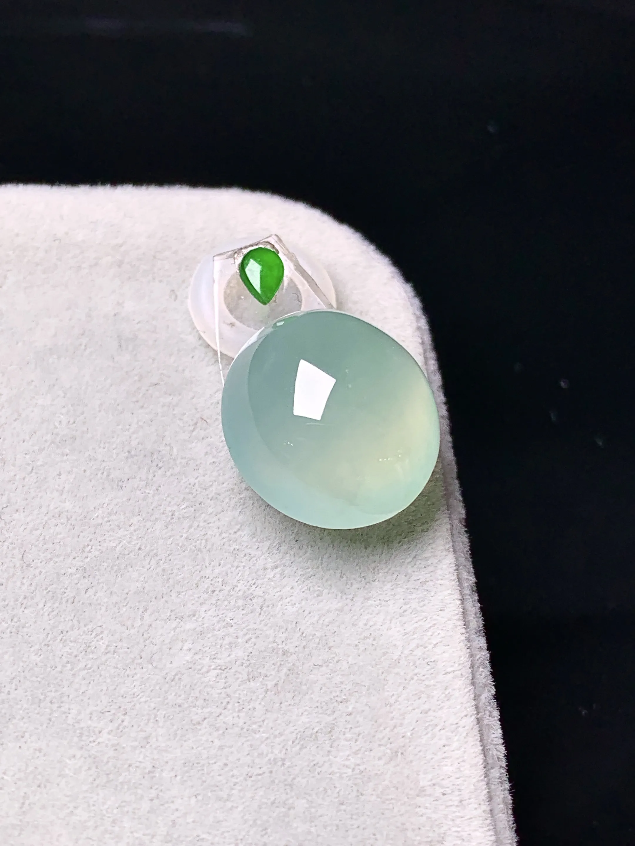 冰种晴底蛋面吊坠 玉质细腻 色泽清新艳丽 整体尺寸13.8*12.3*7.2