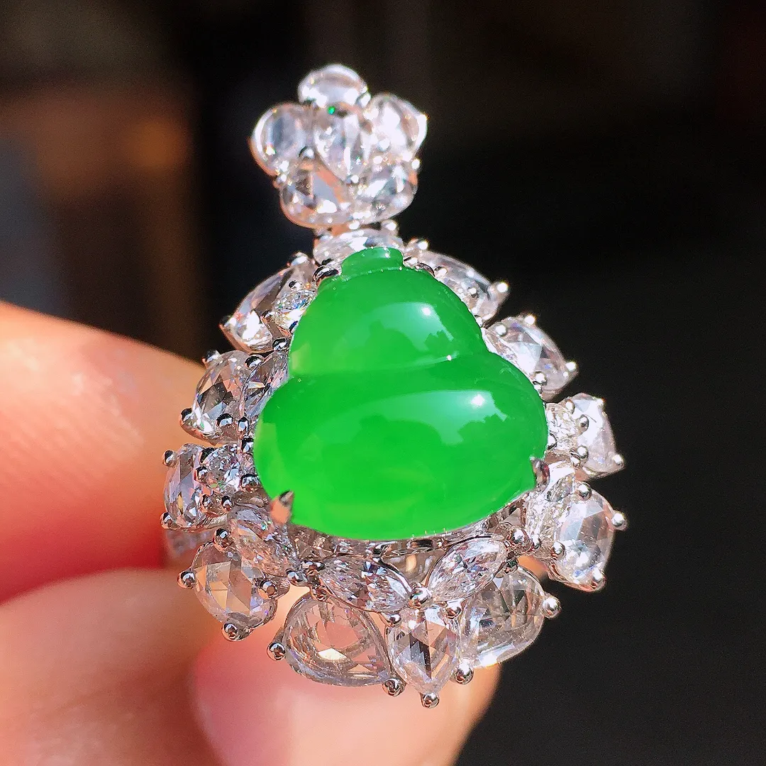 阳绿葫芦戒指/吊坠两用款，色泽均匀艳丽，玉质细腻，荧光感超
强，饱满圆润，尽显优雅气质，18k
金豪