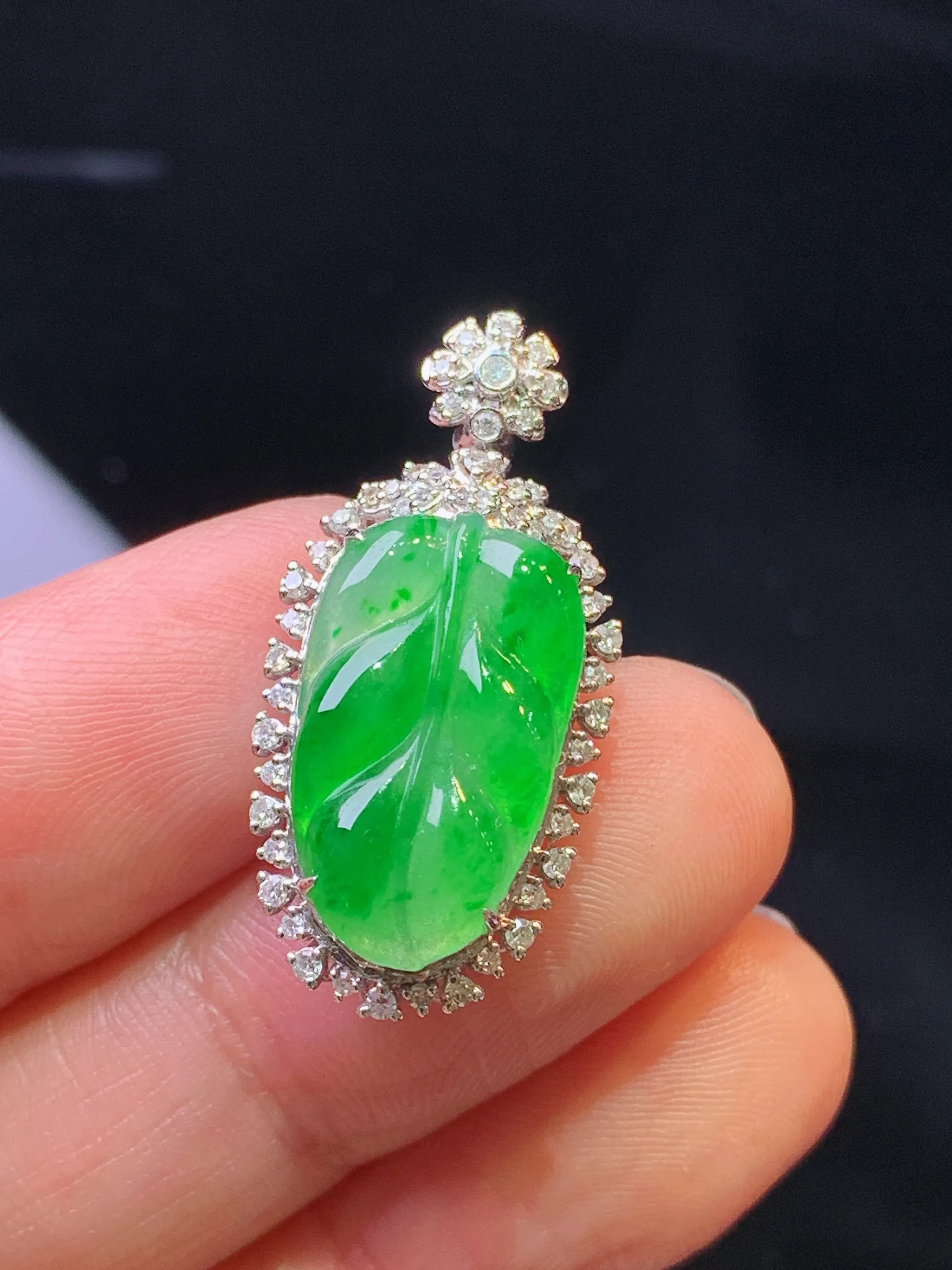 18金钻镶嵌翠绿树叶吊坠 玉质细腻 色泽清新艳丽 整体尺寸28.7*13.5*7.3