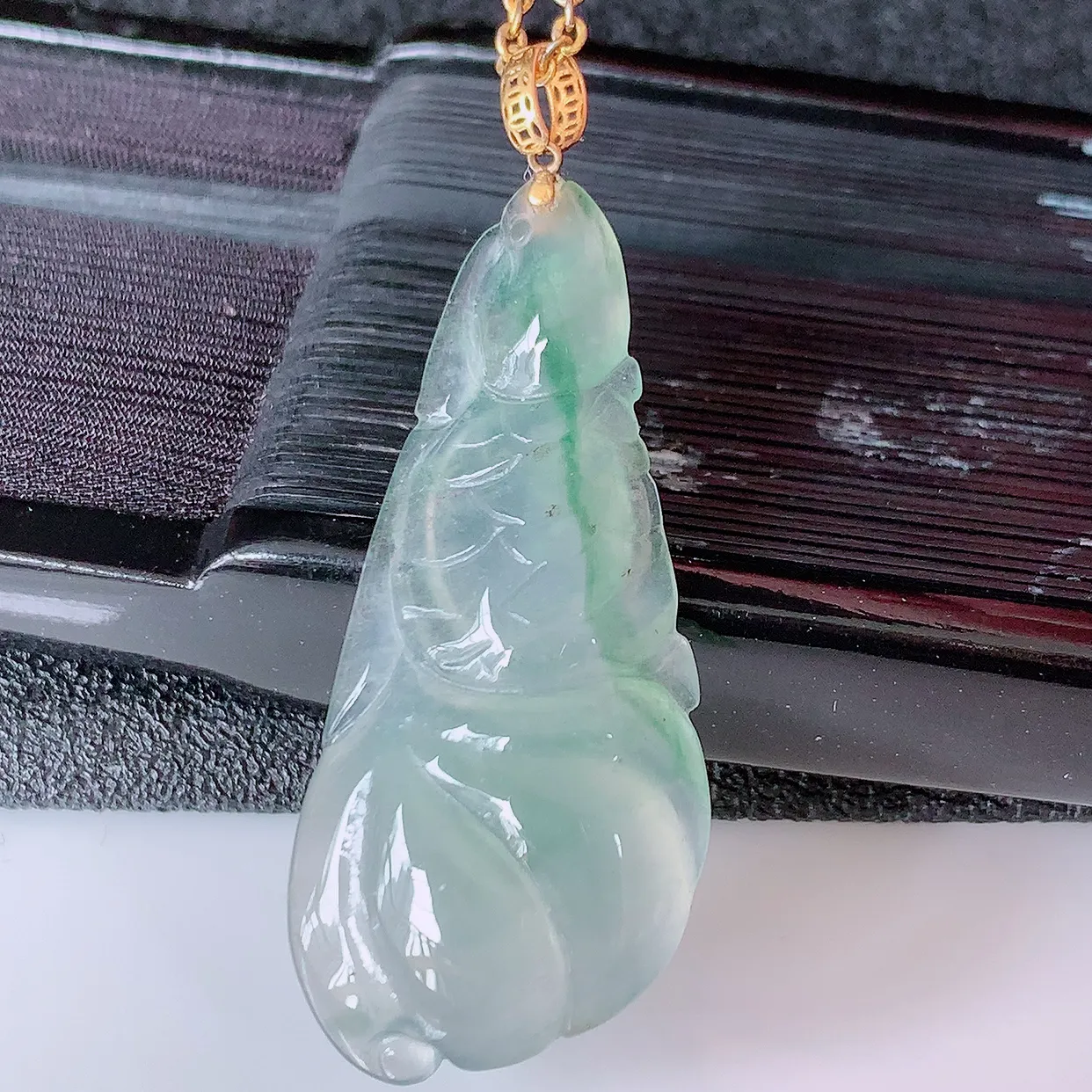 18K金镶嵌冰种飘花翡翠连年有余，鱼吊坠，种老水足，雕工精湛 ， 寓意美好， 佩戴时尚出众！#1.16