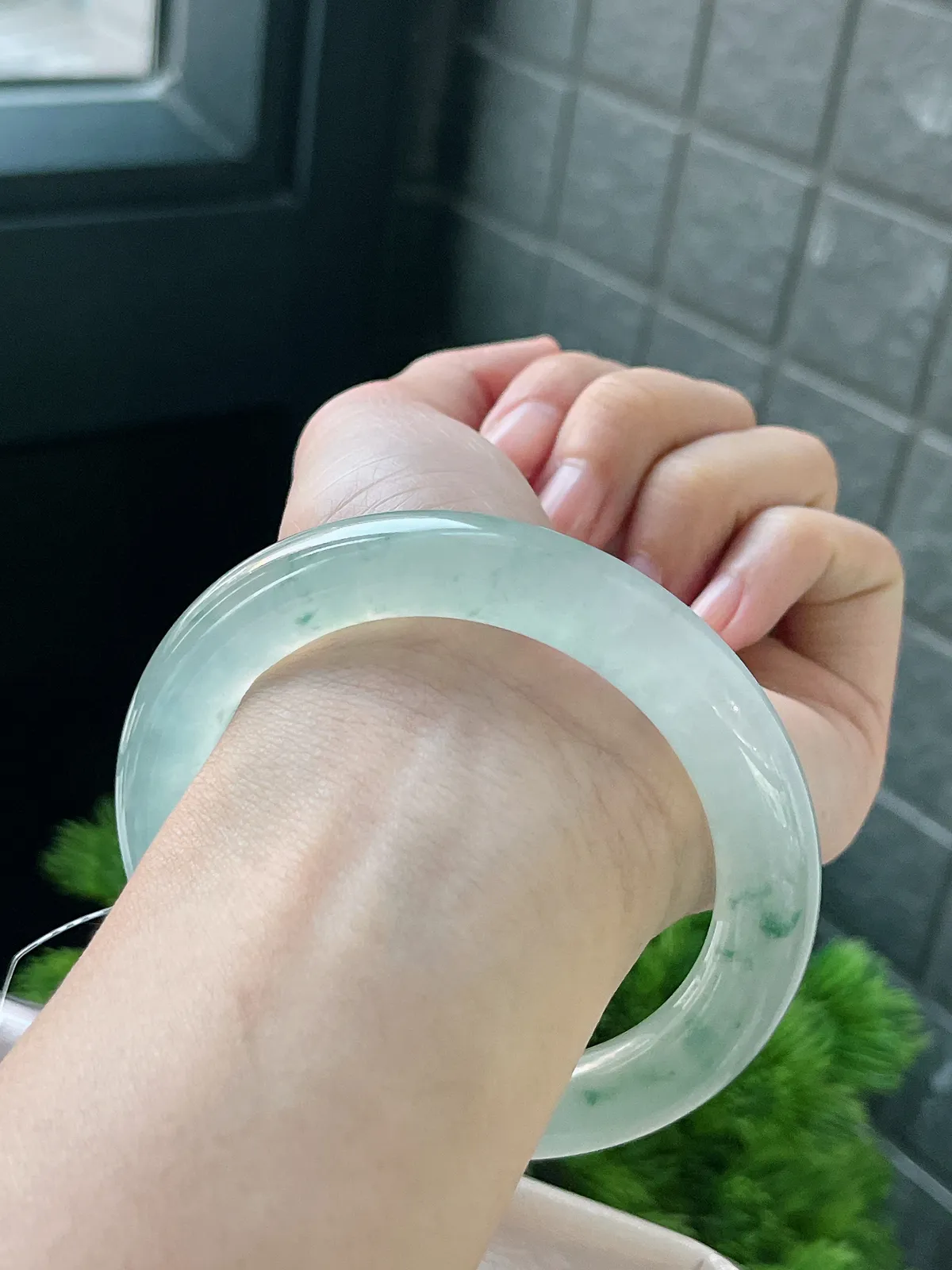 圆镯57.4圈口，翡翠飘绿手镯，种水十足